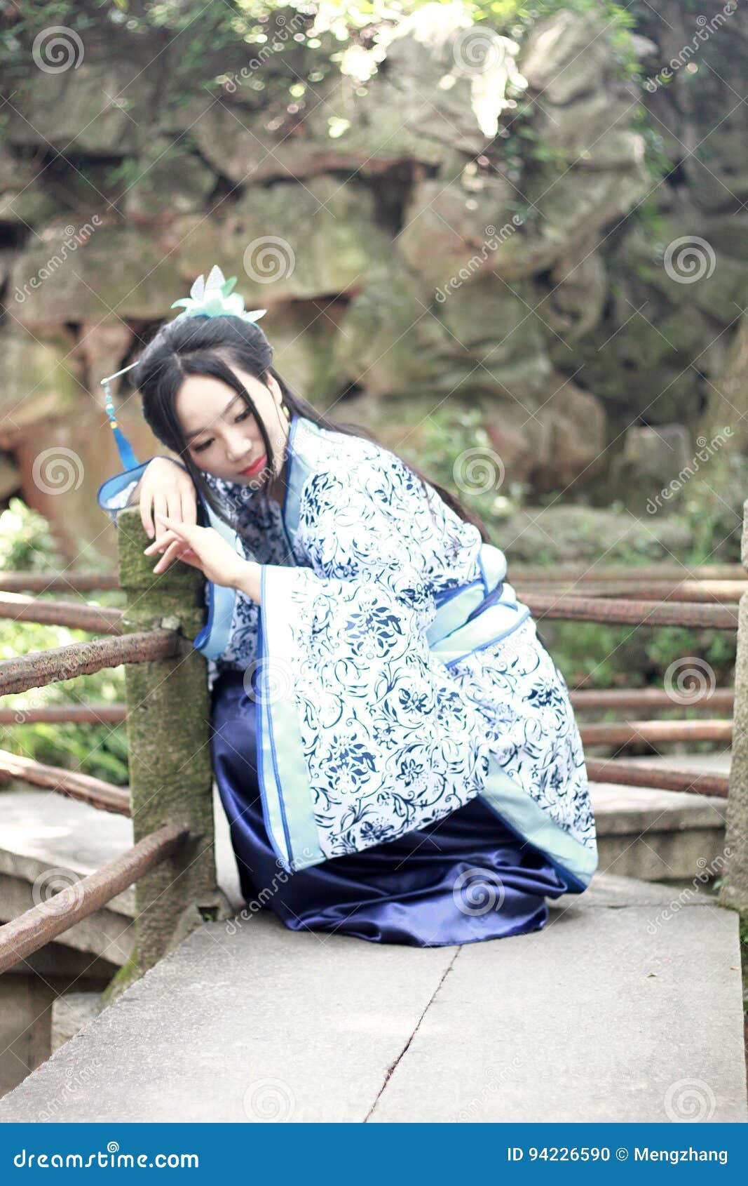 Mujer China Asiática En El Vestido Azul Y Blanco De Hanfu, Juego En Una Subida Famosa Del En El Puente Doblado Foto de archivo - Imagen de antiguo, 94226590