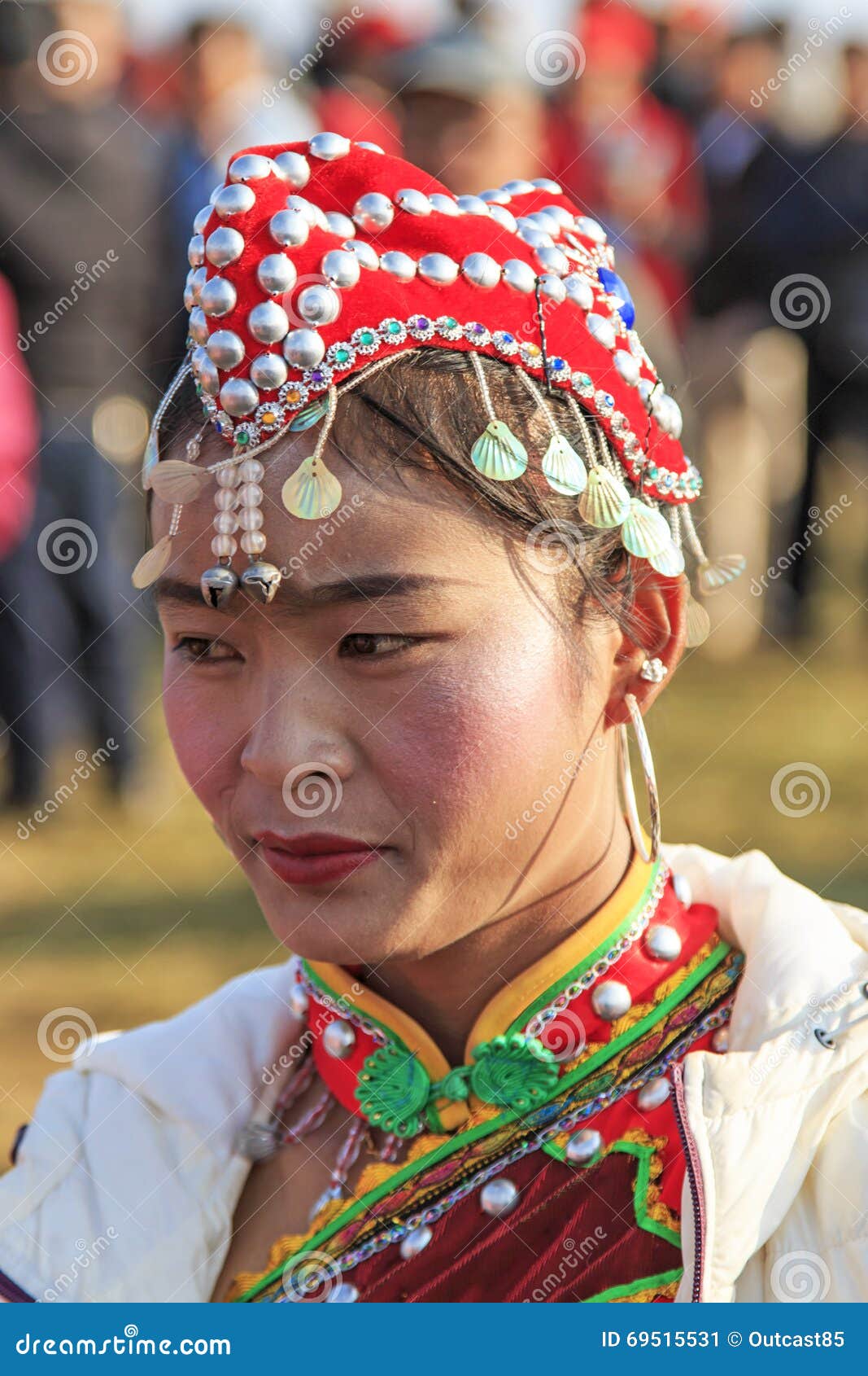 Mujer China En Ropa China Antigua Durante El Festival De La Flor De La Pera  De Heqing Qifeng Foto editorial - Imagen de mongol, exterior: 69515531