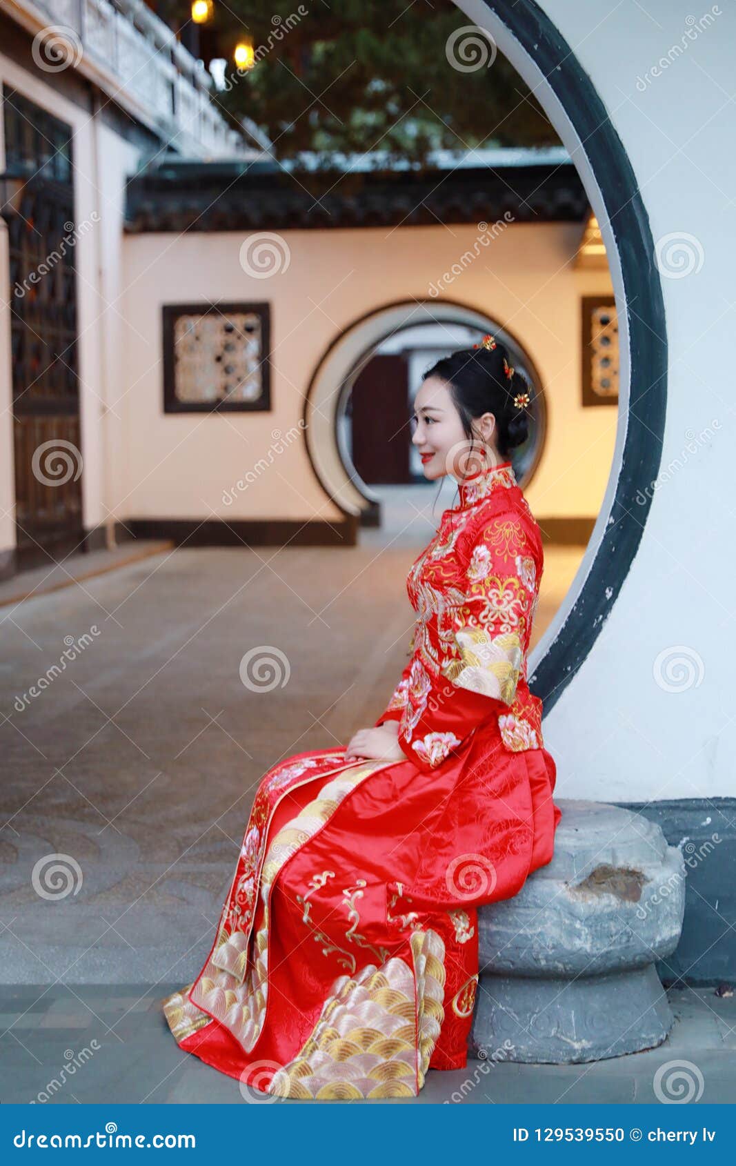 Mujer China Que Lleva El Vestido Rojo Seda La Novia China Típica, Sentándose En Jardín Clásico Foto de archivo - Imagen de banco, belleza: 129539550