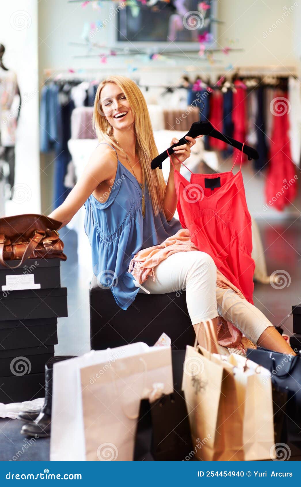 Mujer Comprando Ropa En Tienda Minorista Cliente Feliz Con Ropa De