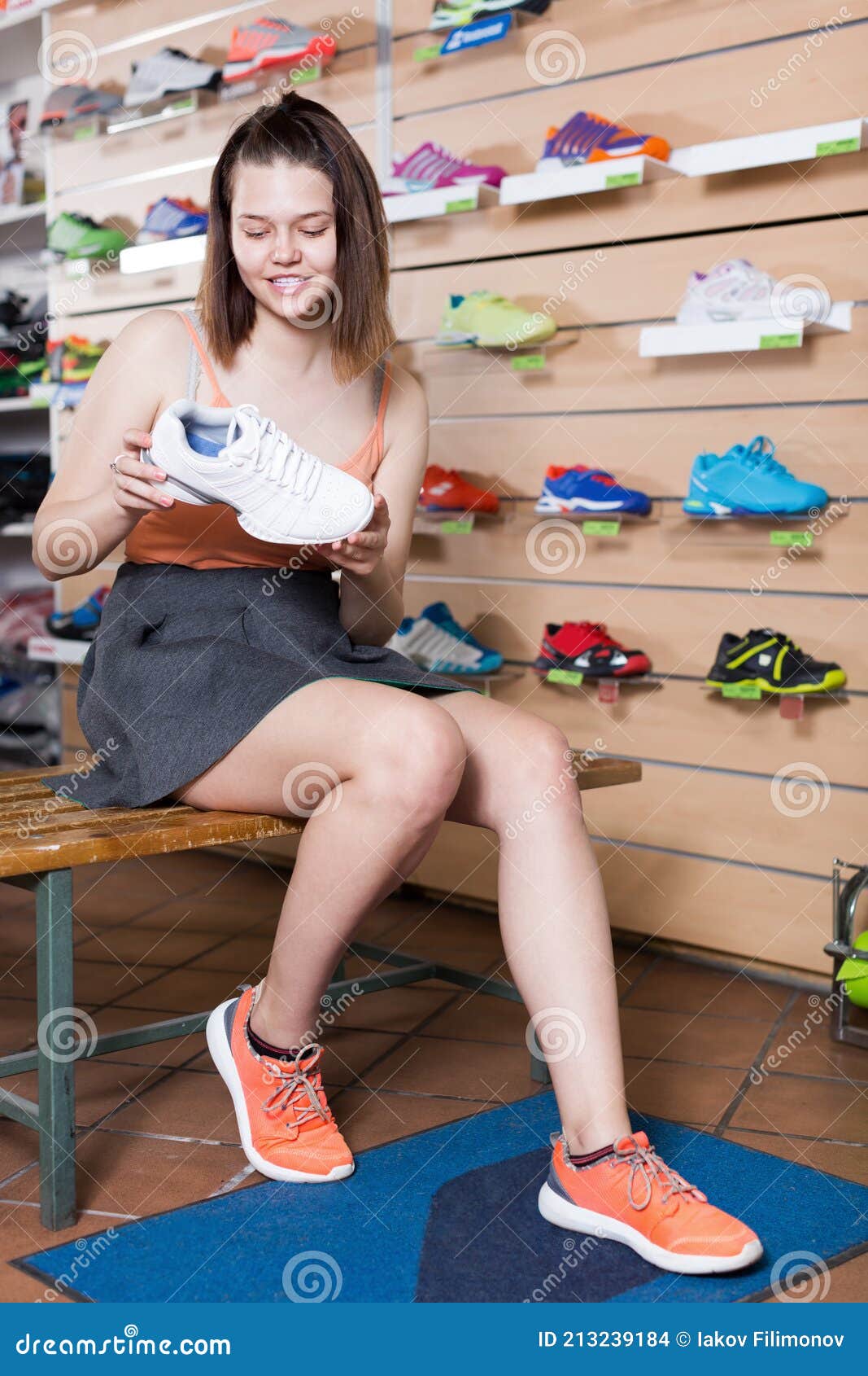 Teoría establecida Meditativo despreciar Mujer Comprando Zapatillas Deportivas Profesionales En Sport Shop Foto de  archivo - Imagen de feliz, compras: 213239184