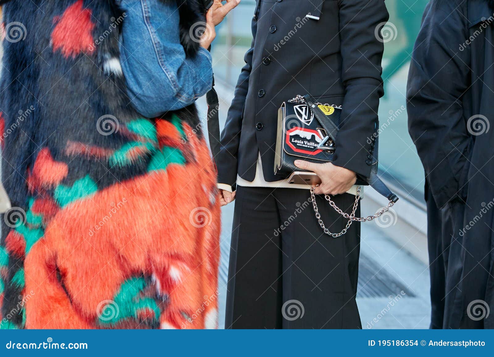 Mujer Con Bolsa De Vuvuitton Louis Y Suéter Azul Y Naranja Antes De La Moda  Emporio Armani Moda Milan Fotografía editorial - Imagen de equipo, lujo:  194562407