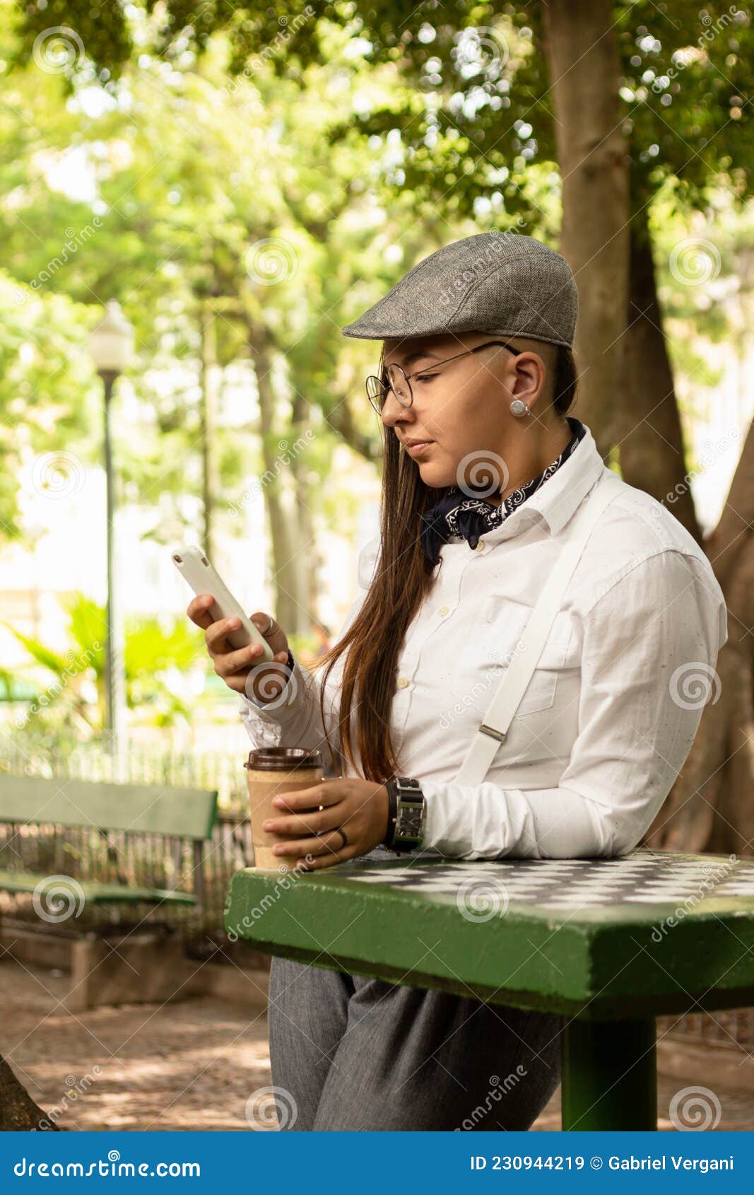 Mujer Con Boina Haciendo Una Compra En Línea Con Teléfono Inteligente En El Exterior En Parque Y Bosques. Imagen de archivo - de elegante, individualidad: 230944219