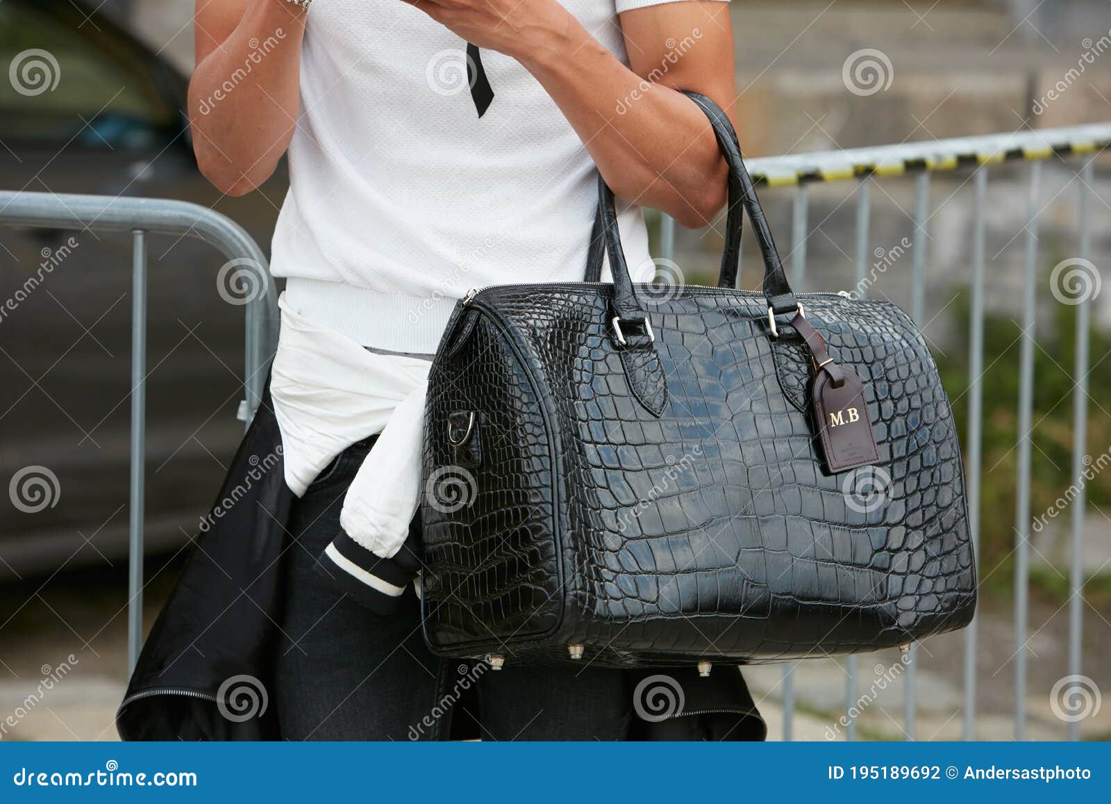 Mujer Con Bolsa De Cuero De Cocodrilo Negro Louis Vuitton Antes