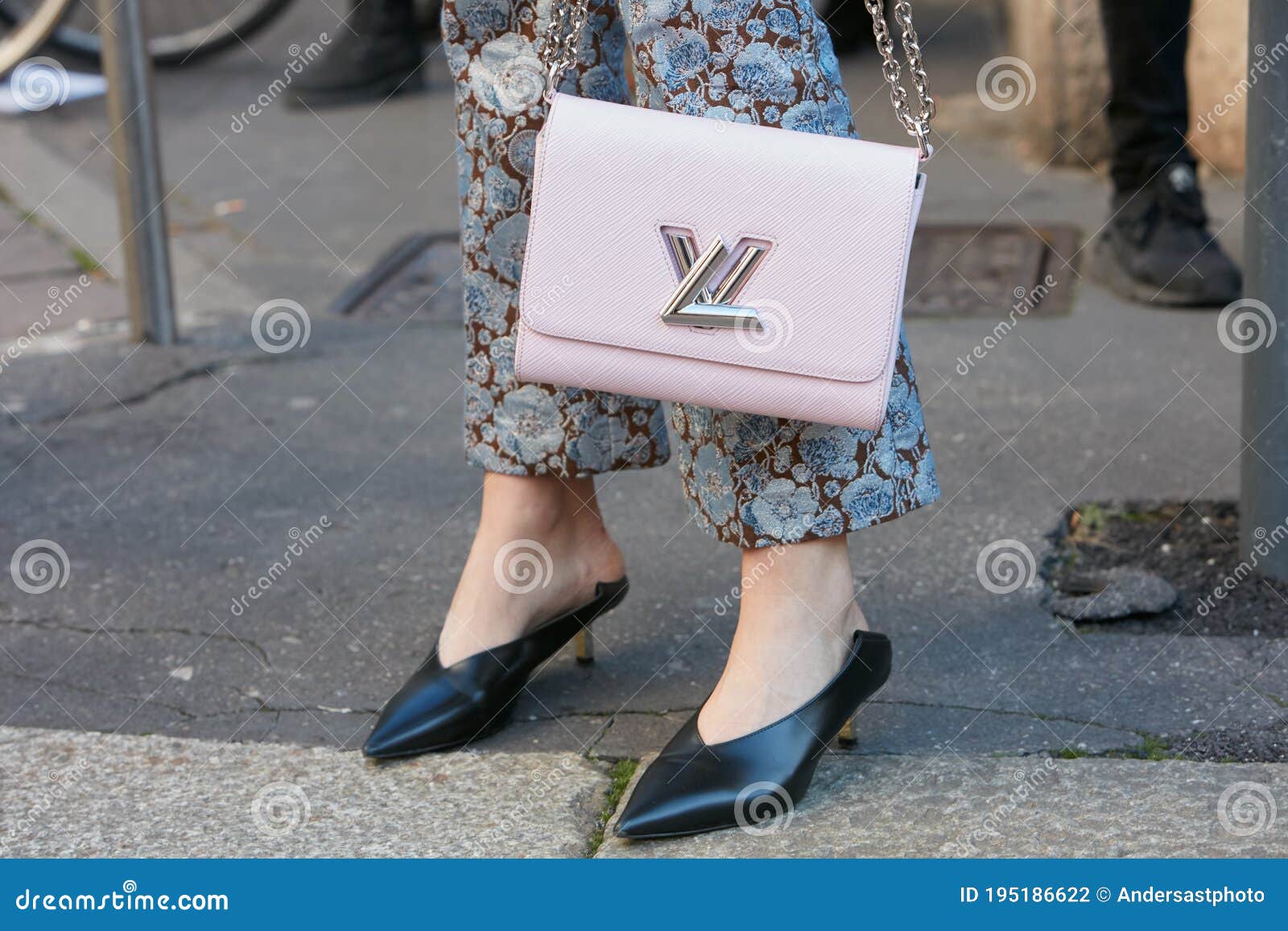 Mujer Con Bolsa De Cuero Rosa Louis Vuitton Y Pantalones Florales