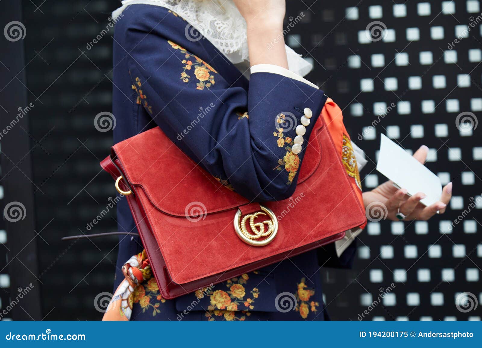 Mujer Con Bolsa De Suede Gucci Roja Con Logotipo Dorado Y Chaqueta Azul Con Diseño Floral Antes De Gucci Imagen editorial - Imagen de colorido: 194200175