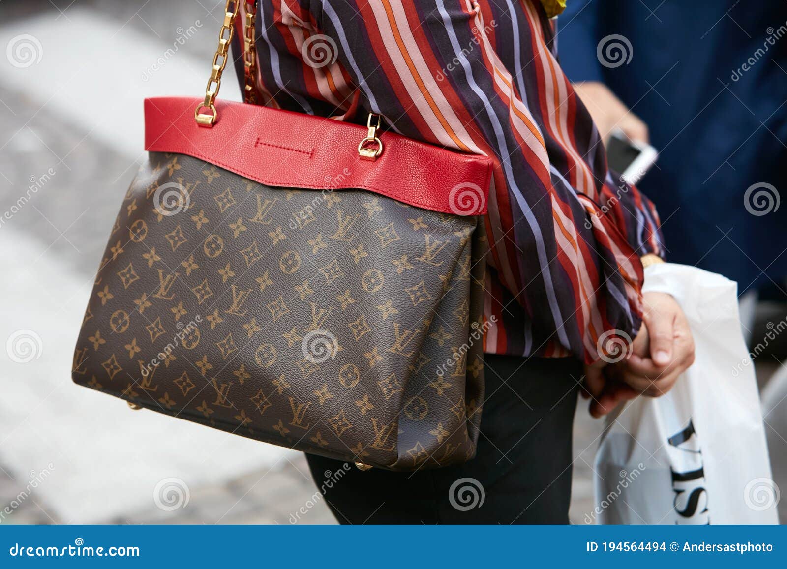 Mujer Con Bolsa De Vuvuitton Con Borde Rojo Y Camisa a Rayas Antes