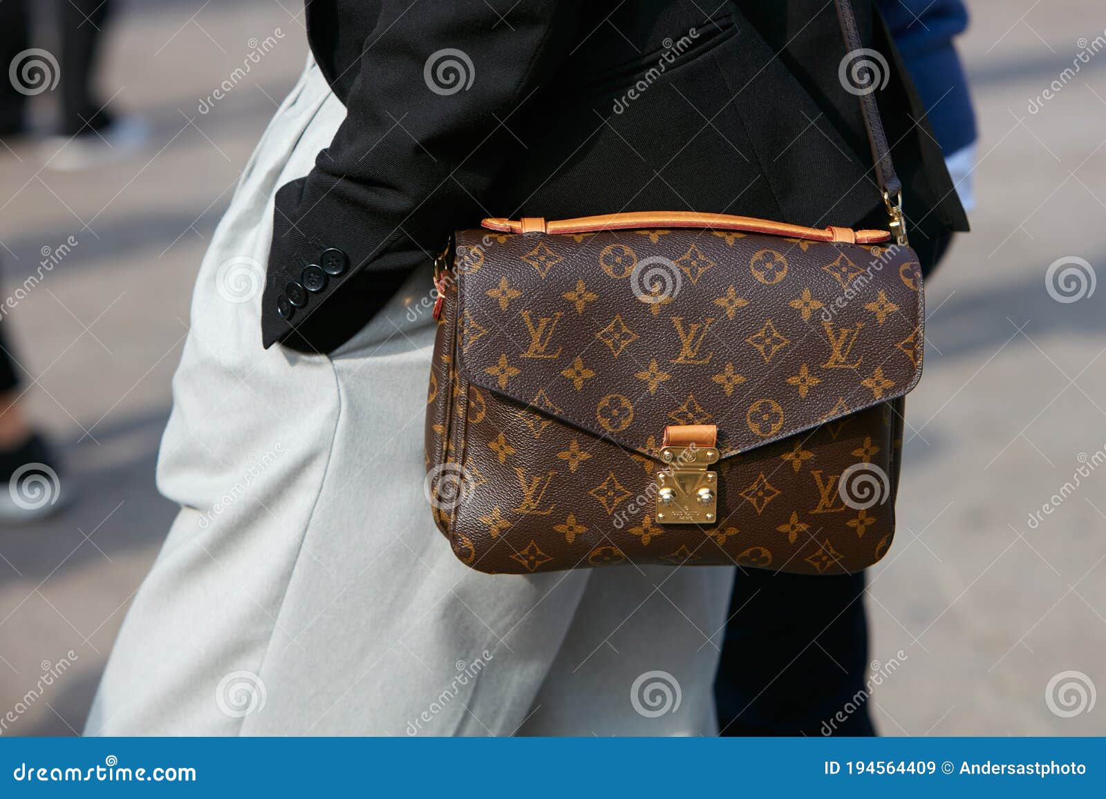 Mujer Con Bolsa De Vuvuitton Con Chaqueta Negra Y Pantalones