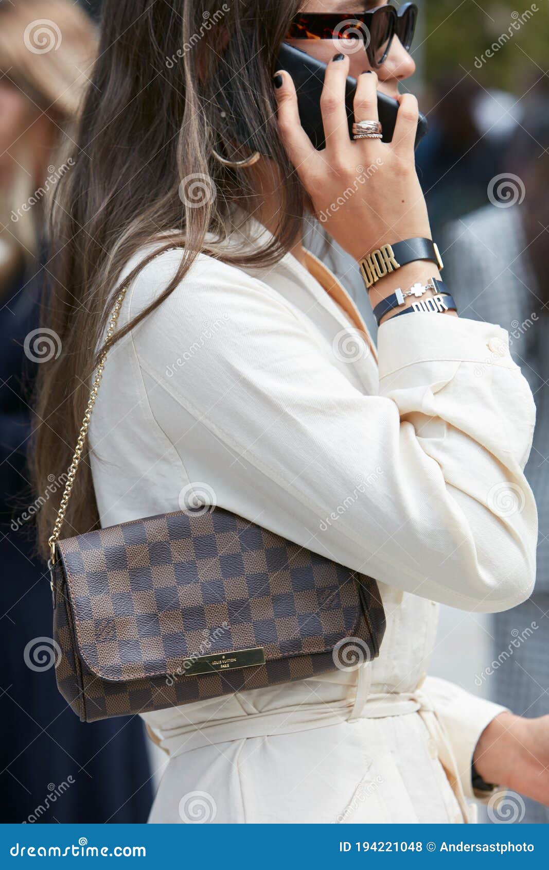 Mujer Con Bolsa Marrón De Louis Vuitton a Cuadros Vestidos Blancos Y  Pulseras De Colores Antes De Sportmax Foto de archivo editorial - Imagen de  dorado, semana: 194221048