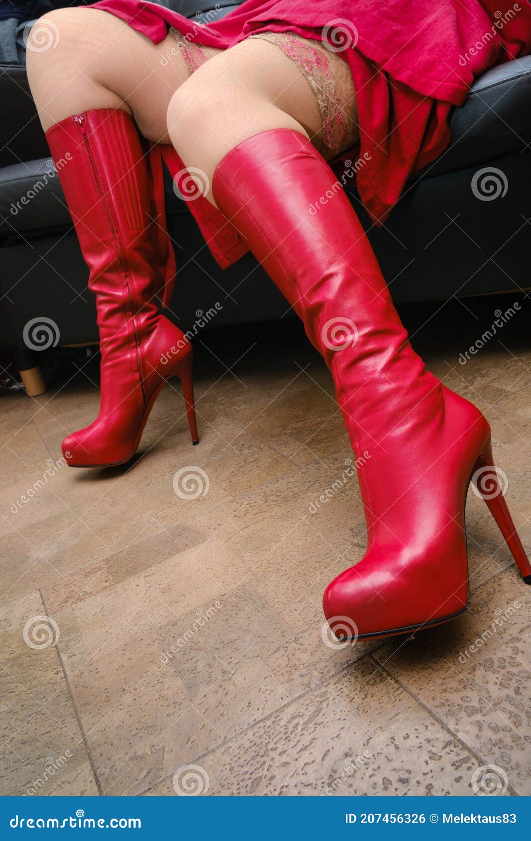 Mujer Con Botas Rojas De Tacón Alto Y Medias Sentada En El Sofá Foto de  archivo - Imagen de piernas, pierna: 207456326