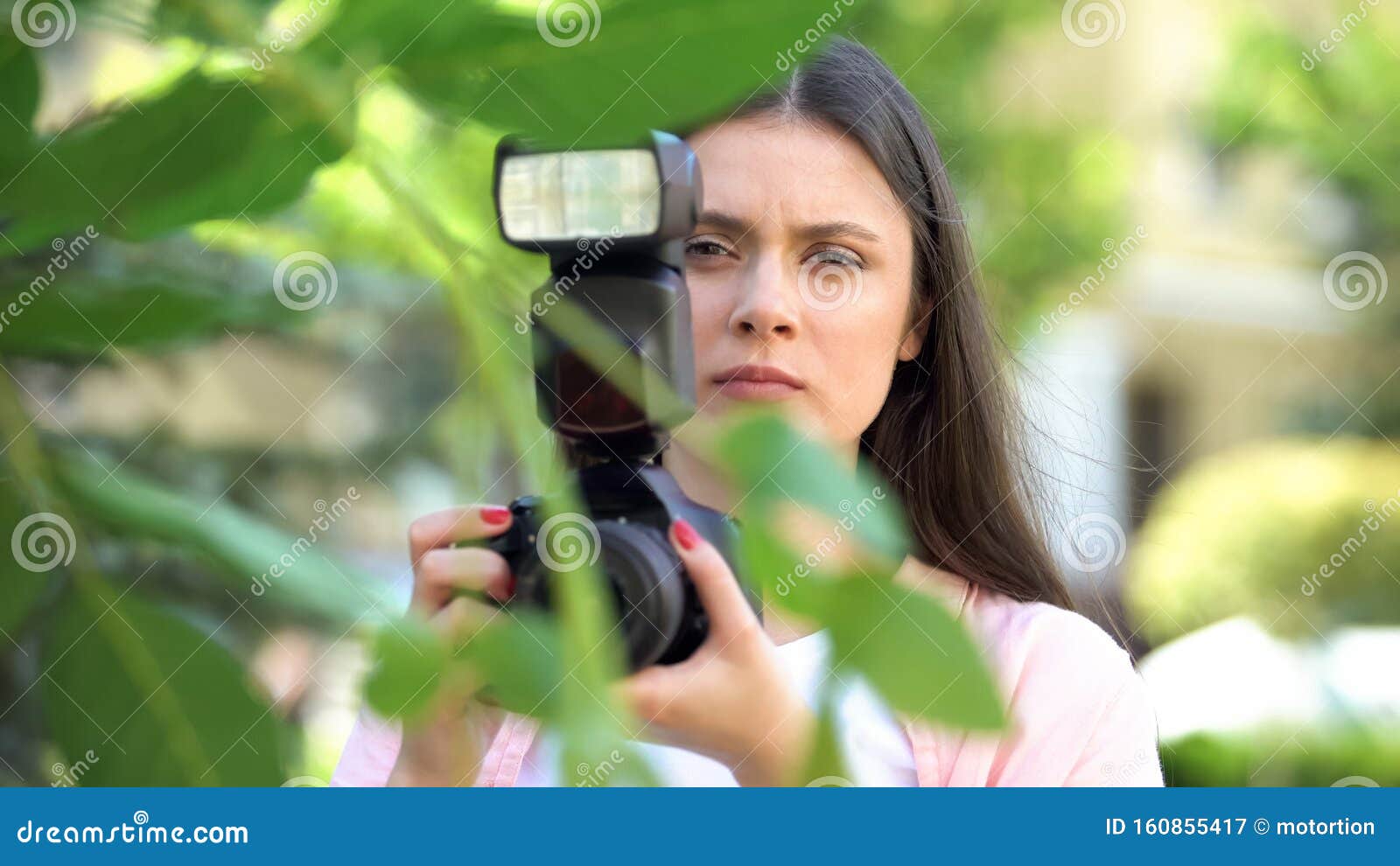 Mujer Escondida Detrás De Los árboles, Periodista Que Busca Sensación Imagen archivo - Imagen de famoso, sensacionalismo: 160855417