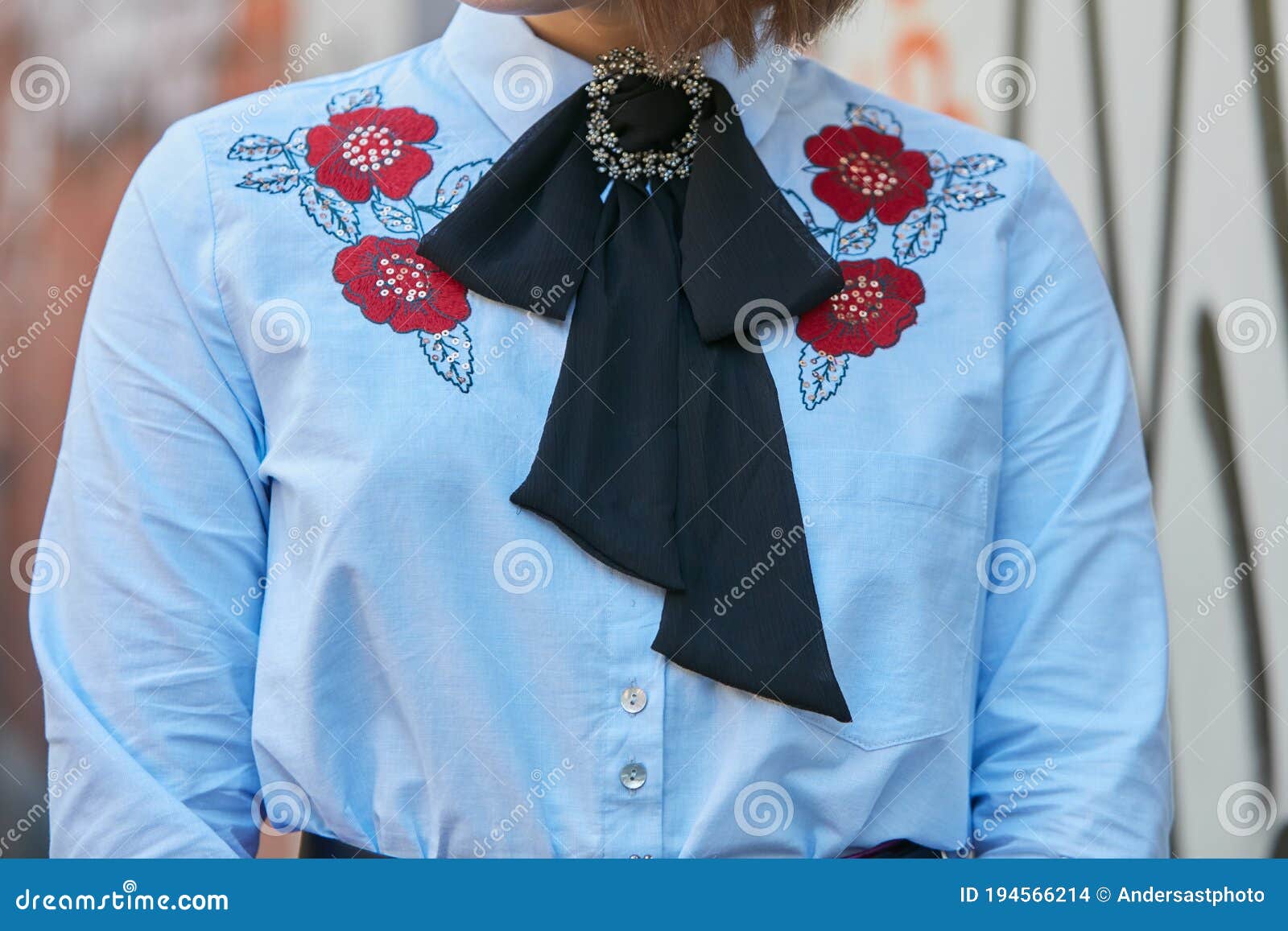 Mujer Con Camisa Azul Con Cinta Negra Y Diseño Floral Rojo Antes De La Moda Fendi Milan Imagen de archivo Imagen de negro, calle: 194566214