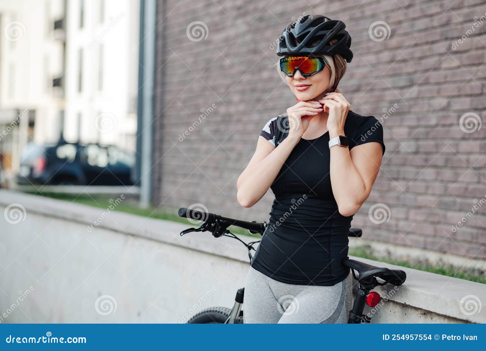 Mujer Con Casco De Seguridad Y Gafas Antes De Ir En Bicicleta Foto de archivo - Imagen de ciclismo, sano: