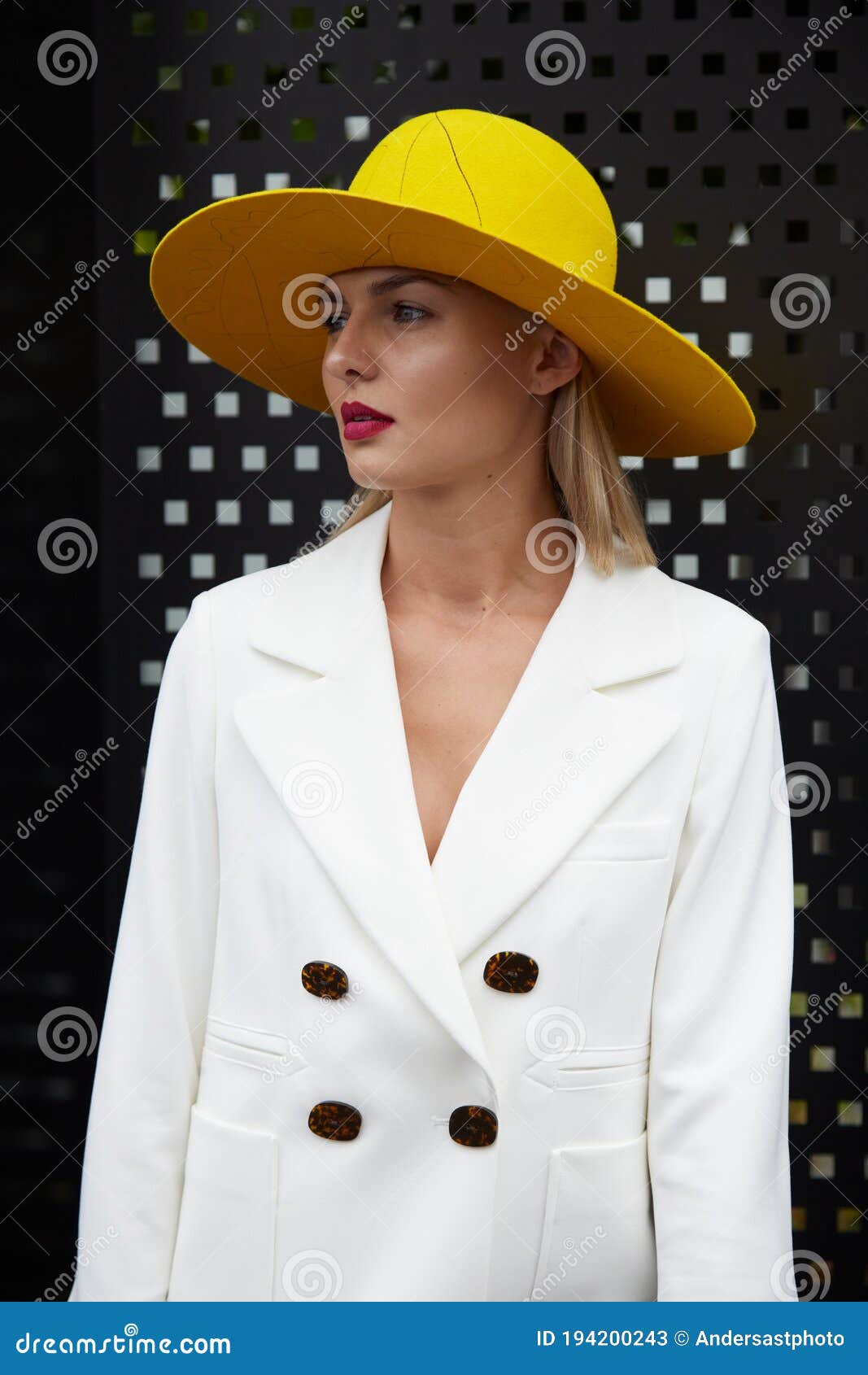 Mujer Con Chaqueta Blanca Y Sombrero Amarillo Del Espectáculo Gucci De Moda Milan Semana De La Calle de archivo editorial - Imagen accesorio, blanco: 194200243