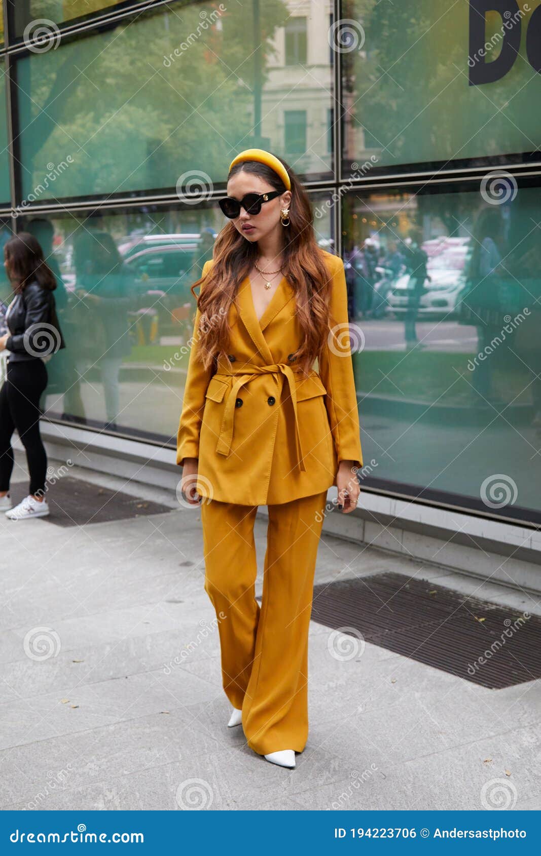 Mujer Con Chaqueta Color Mostaza Y Pantalones Antes Del Espectáculo De Moda Emporio Armani Milan Foto editorial - Imagen de lujo, calle: 194223706
