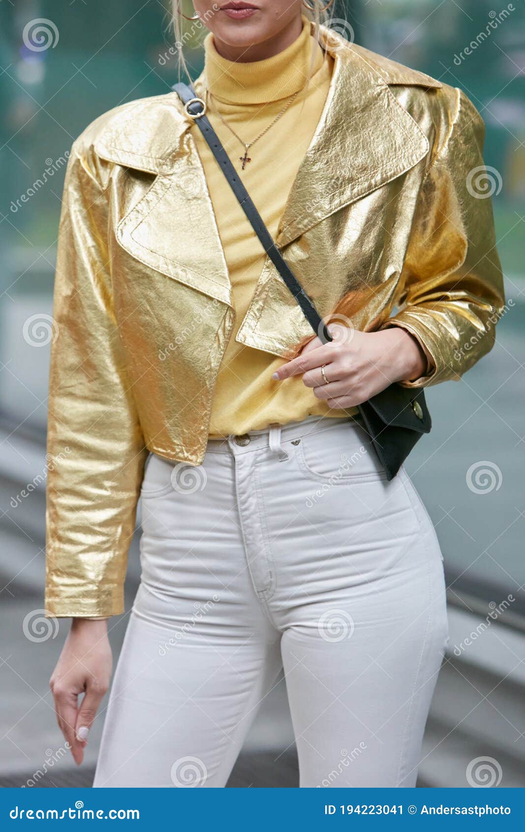 Mujer Con Chaqueta De Cuero Dorado Y Pantalones De Armani Blancos Antes Espectáculo Moda Emporio Armani editorial - Imagen de turtleneck, ilustrativo: