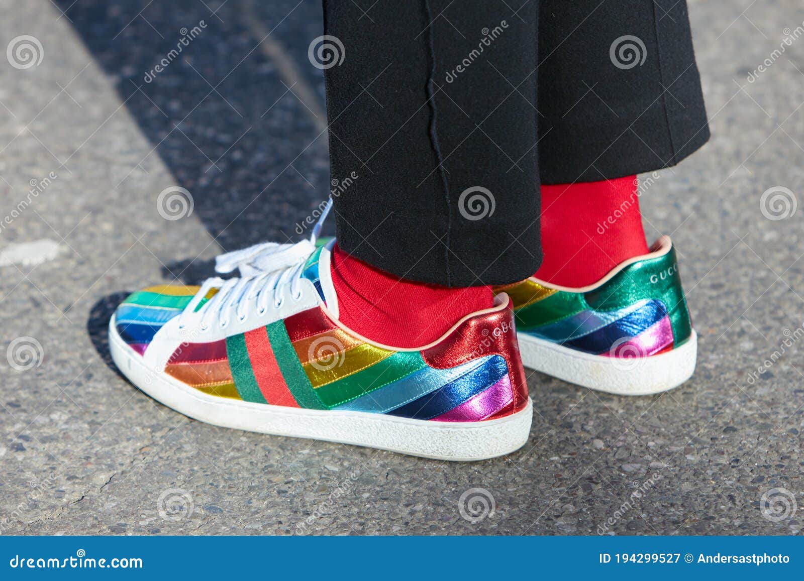 Mujer Con Colores Arcoiris Zapatillas Gucci Y Calcetines Rojos Antes De Emporio Armani editorial - Imagen de calle, equipo: