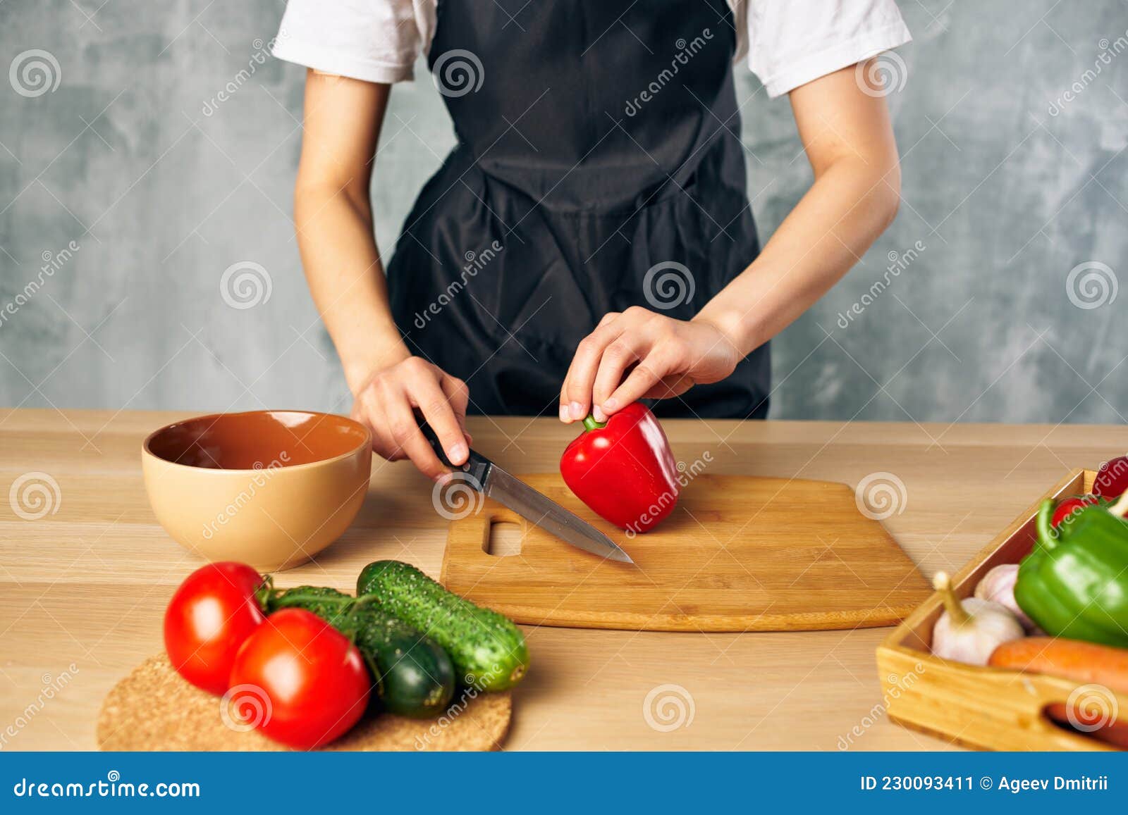 Mujer Con Delantal Negro Cocinando Tabla De Corte Saludable Comiendo Imagen  de archivo - Imagen de feliz, hembra: 230093411