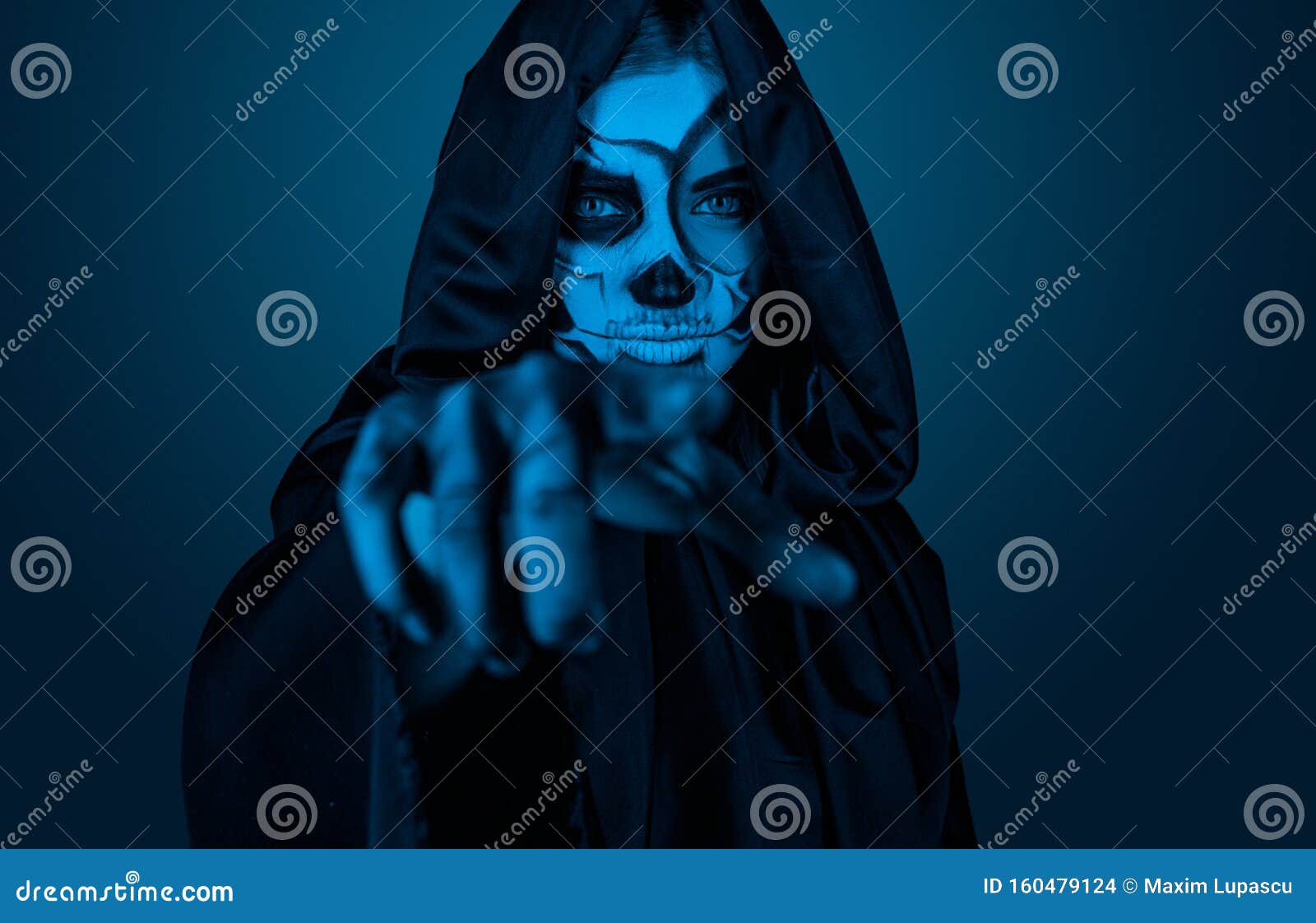 Mujer Con Disfraz De Halloween Señalando A La Cámara Foto de archivo - Imagen de señalando, halloween: 160479124