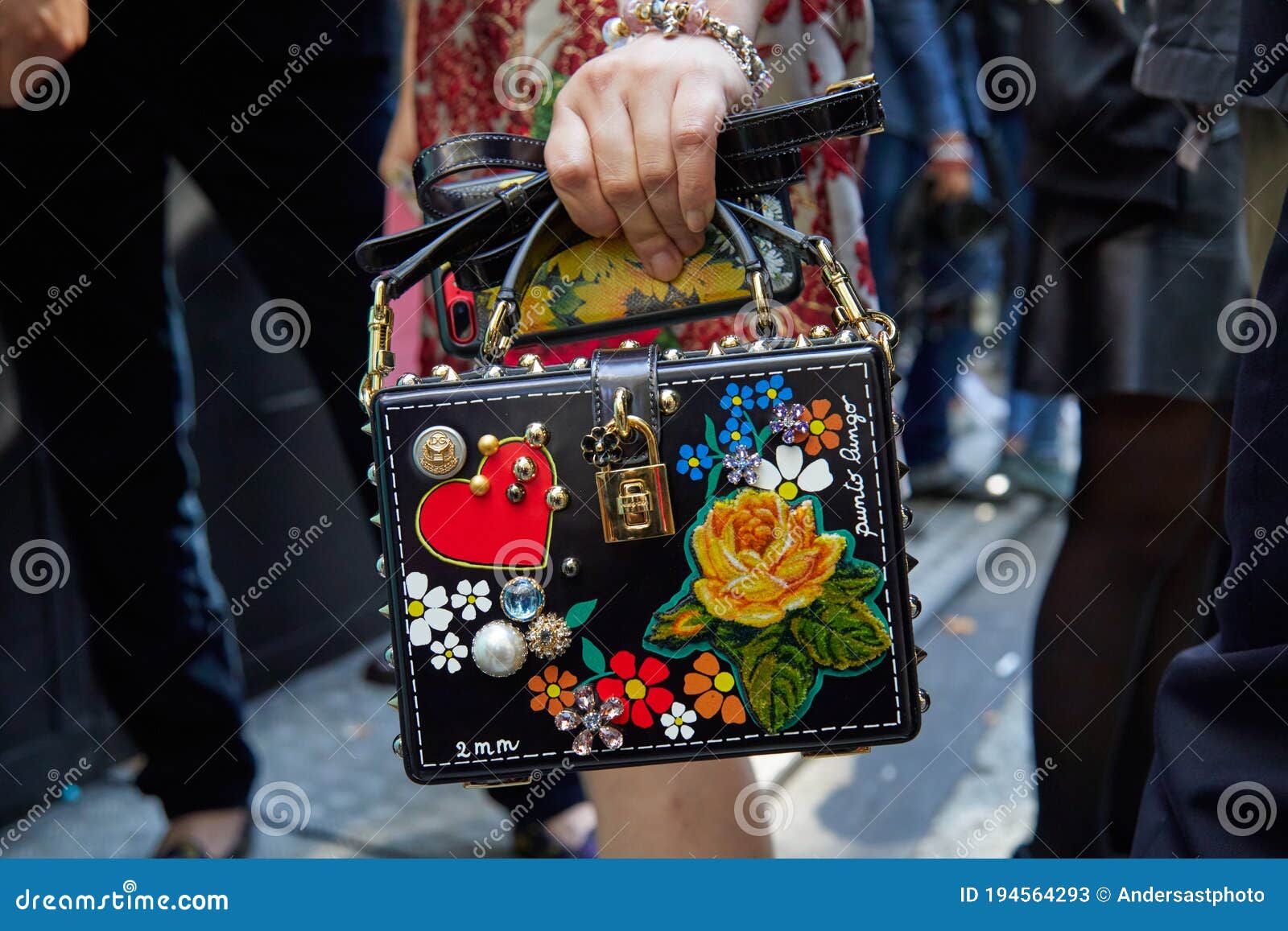 Mujer Con Dolce Negro Y Bolsa De Gabbana Con Decoración Floral Antes Show De Moda De Dolce Y Gabbana Milan Foto de archivo editorial - Imagen de accesorio, calle: 194564293