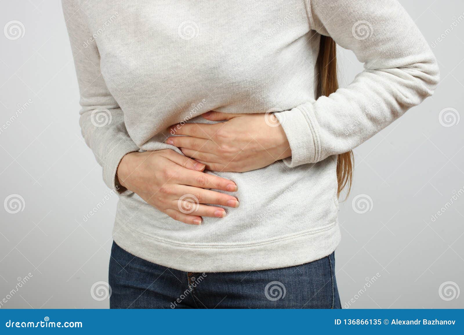 Mujer con dolor abdominal imagen de archivo. Imagen de cuidado - 136866135