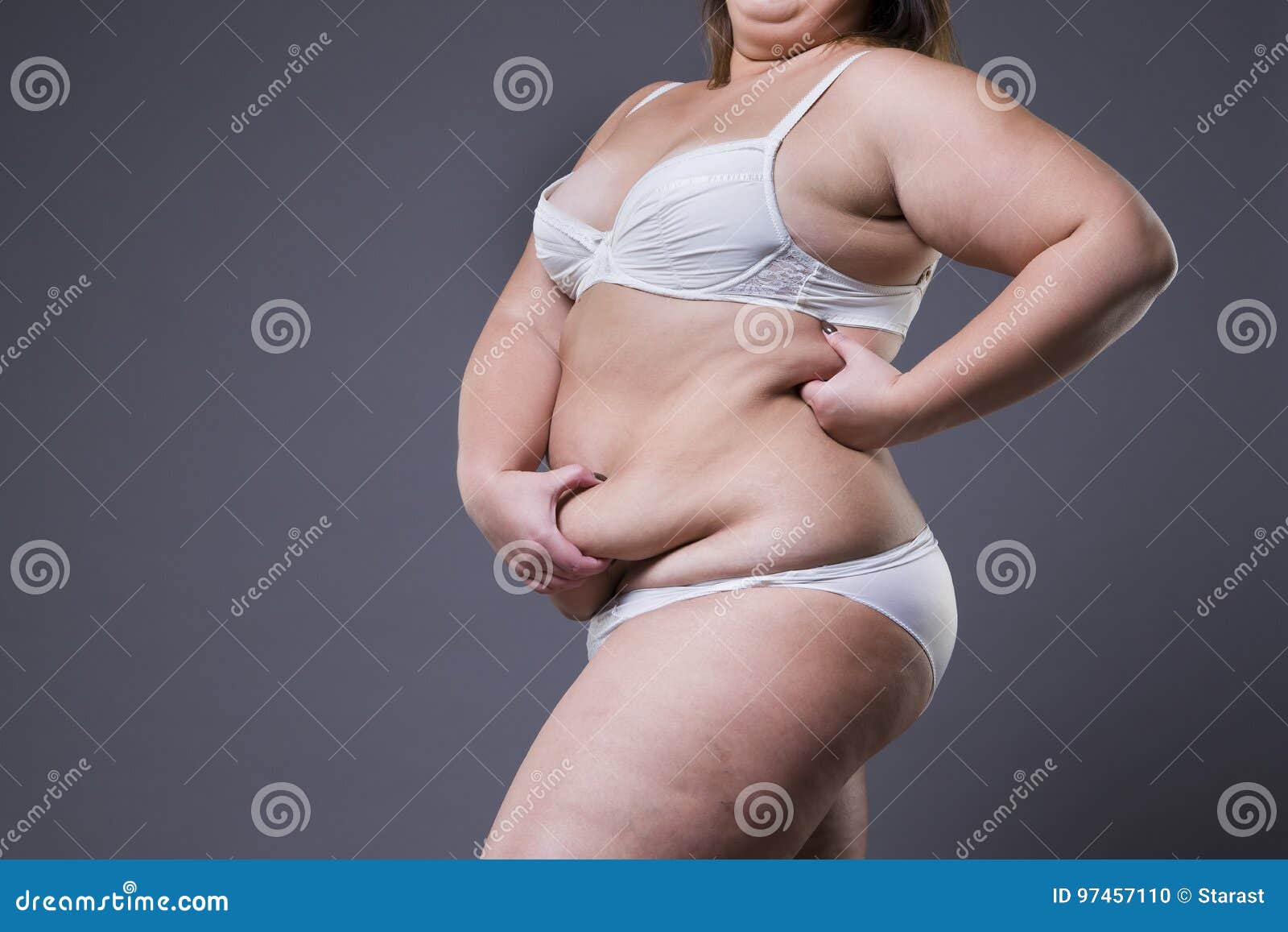 Mujer Con El Abdomen Gordo, Estómago Femenino Gordo Foto de archivo