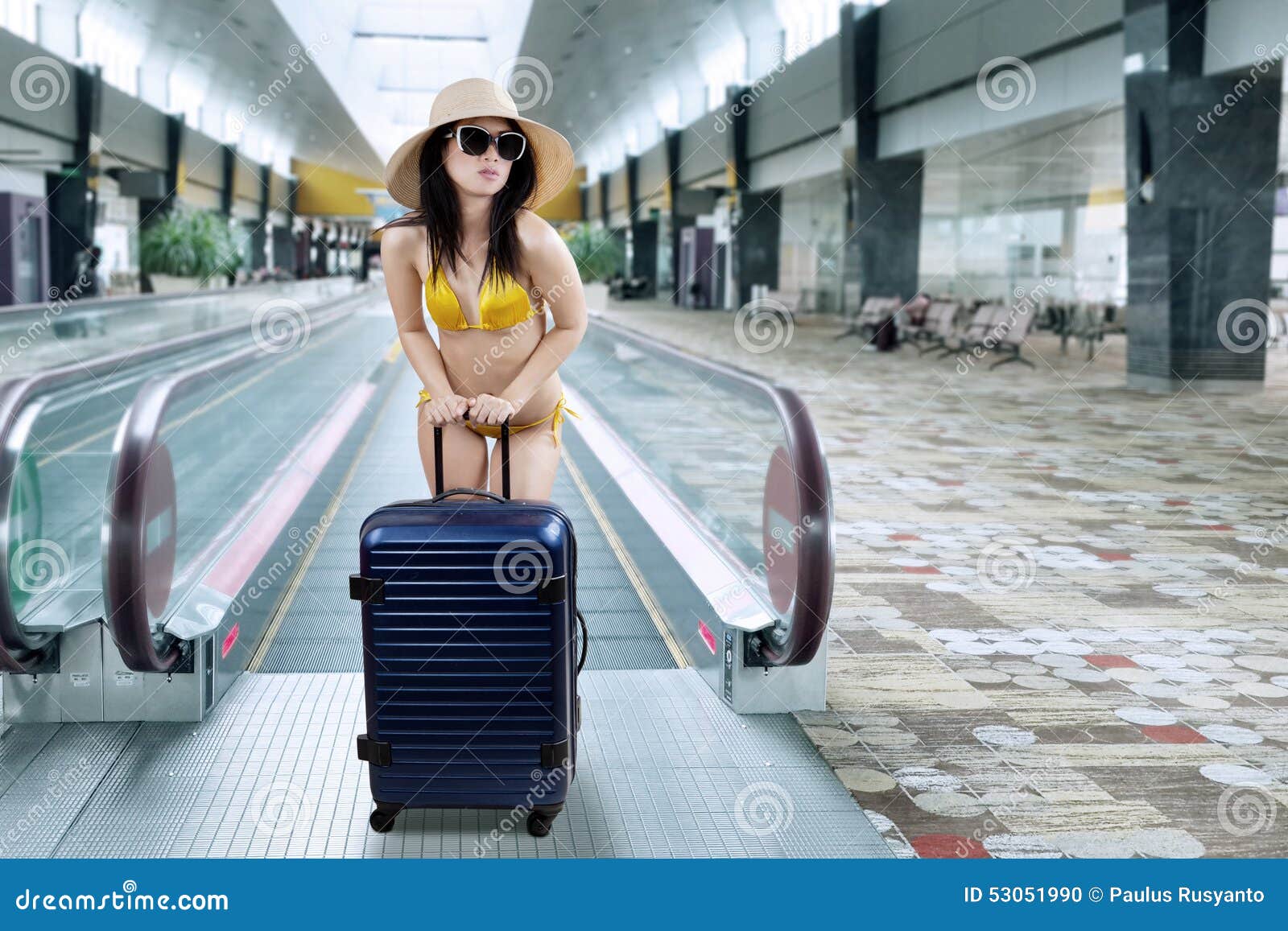 Mujer Con El Bikini En Pasillo Del Aeropuerto Foto de archivo Imagen
