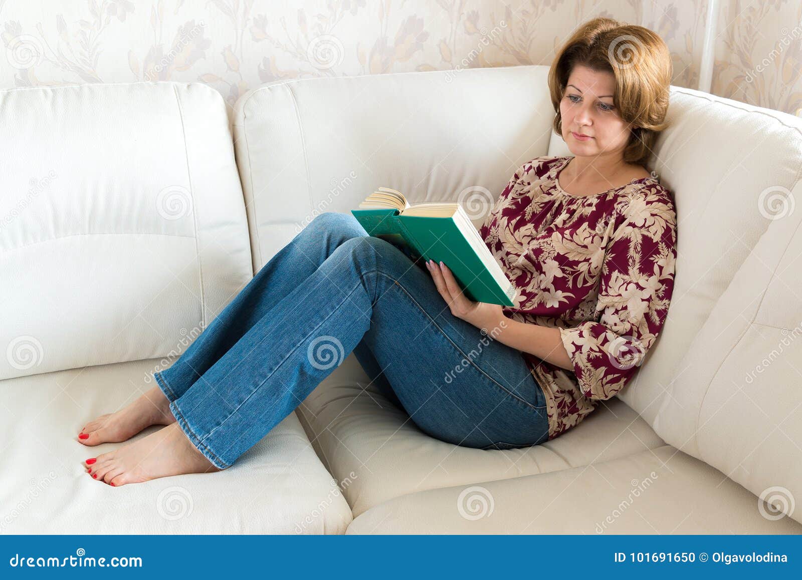 Мама сидит в кресле. Женщина на диване. Женщина лежит на диване. Женщина сидит на диване. Женщина сидит на диване с книжкой.