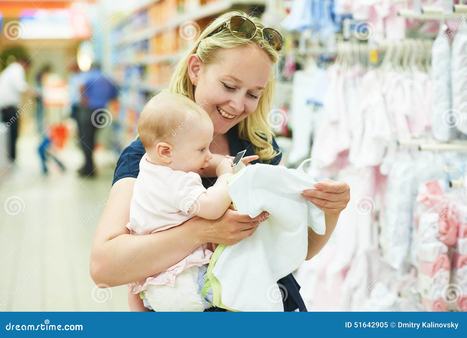 Mujer Con El Niño Del Bebé Tienda De Ropa de archivo - Imagen de venta, comprador: 51642905