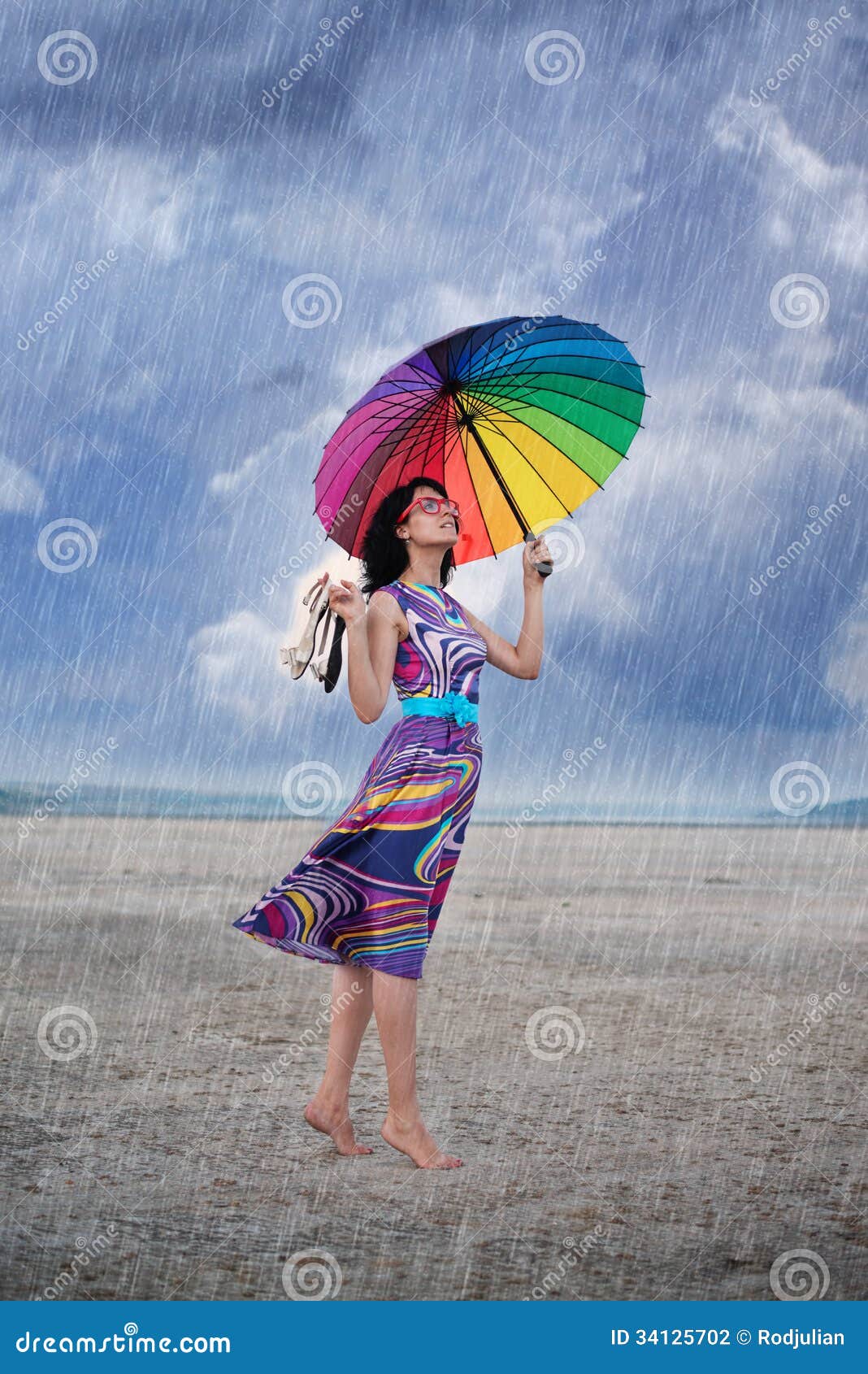 Mujer Con El Paraguas Colorido Debajo De La Lluvia Foto de archivo