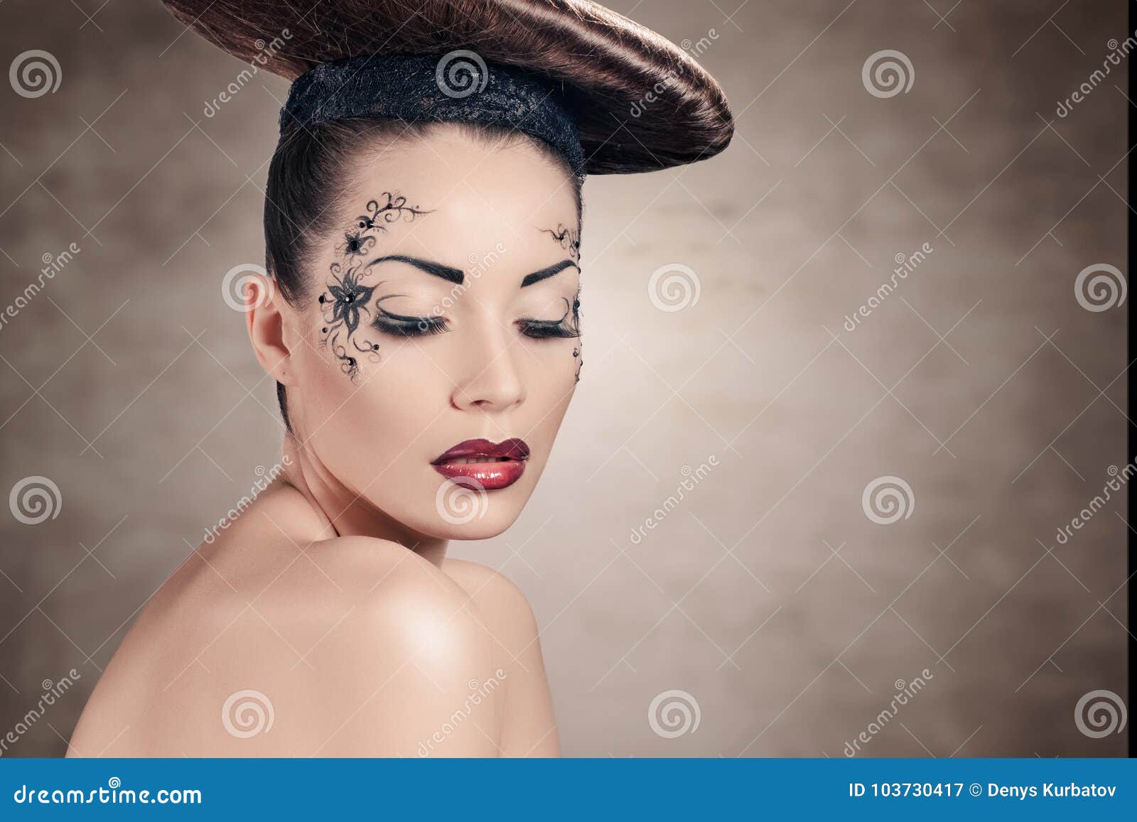 Mujer Con El Peinado Del Disco Imagen de archivo - Imagen de facial,  hermoso: 103730417