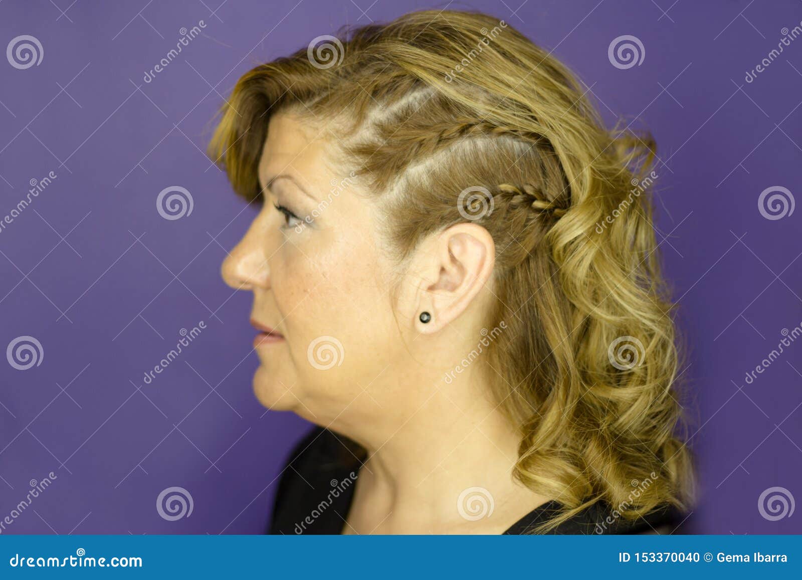 Mujer Con El Pelo Rubio Y Las Trenzas Ondulados Foto de archivo - Imagen de  retroceder, trenza: 153370040