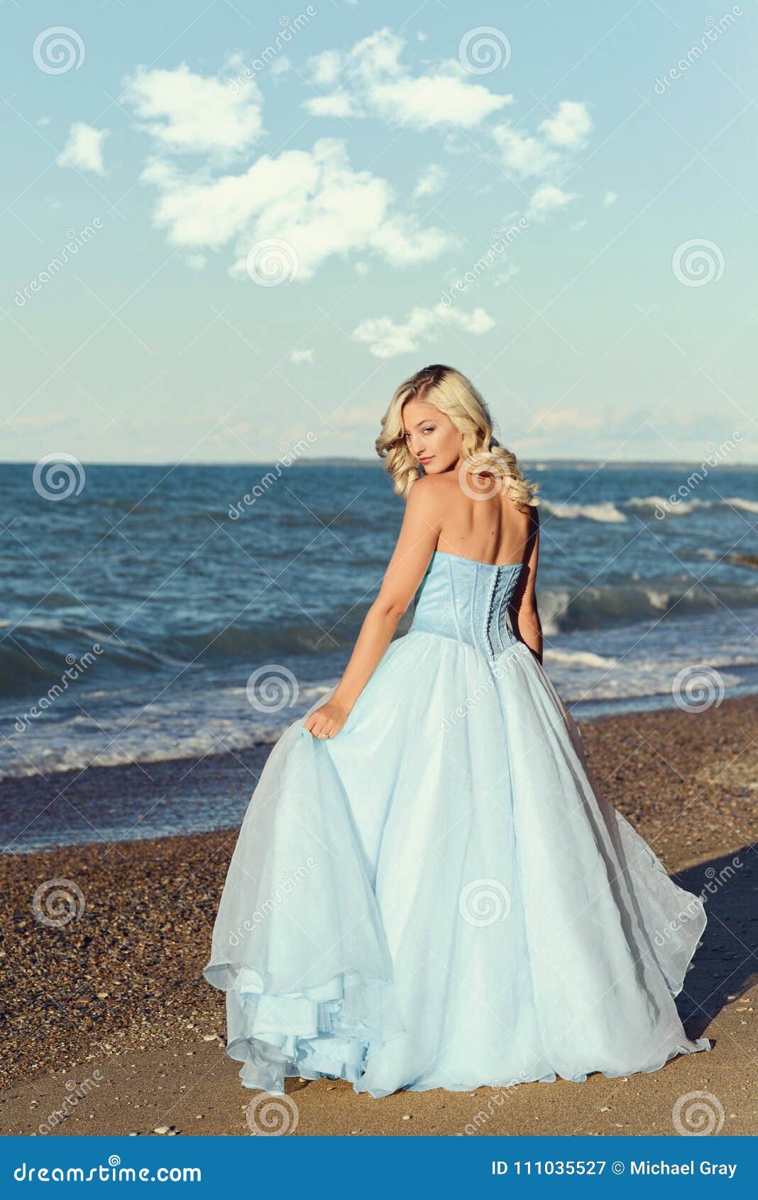 Mujer Con El De Noche Azul En La Playa Imagen de archivo - Imagen cielo, vestido: 111035527