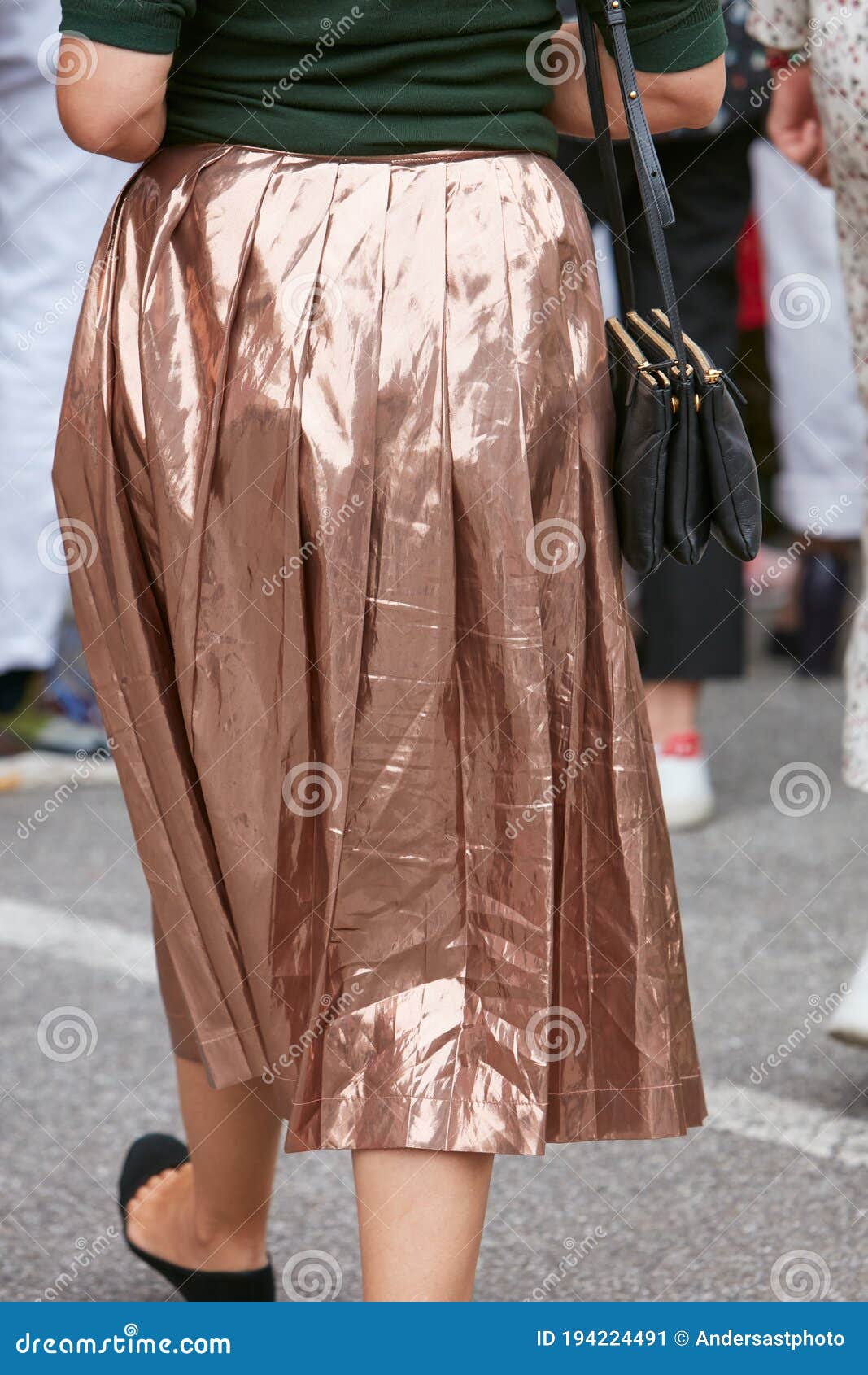 Mujer Con Metálica Bronce Antes Del Desfile Artístico De Moda Milán Semana De La Moda Foto editorial - Imagen de ilustrativo, calle: