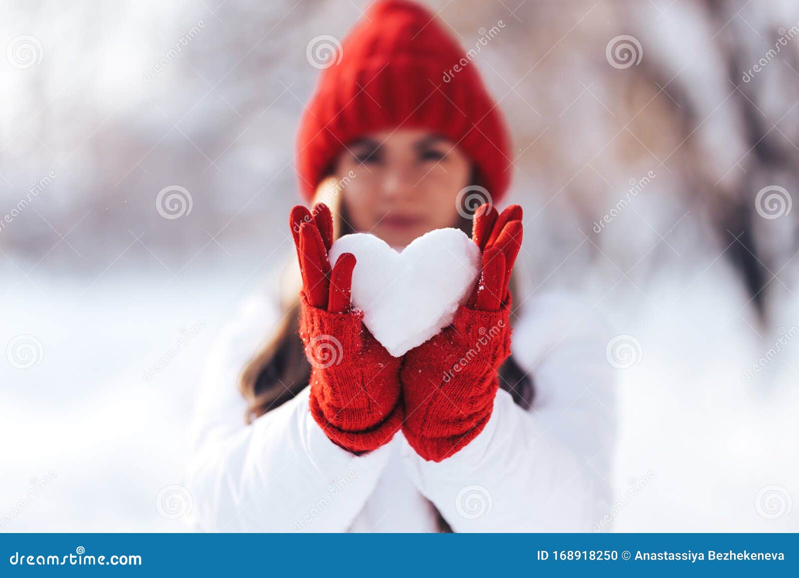 Mujer Con Guantes Rojos Y Sombrero Con Forma De Corazón De Nieve Foto de  archivo - Imagen de mano, felicidad: 168918250
