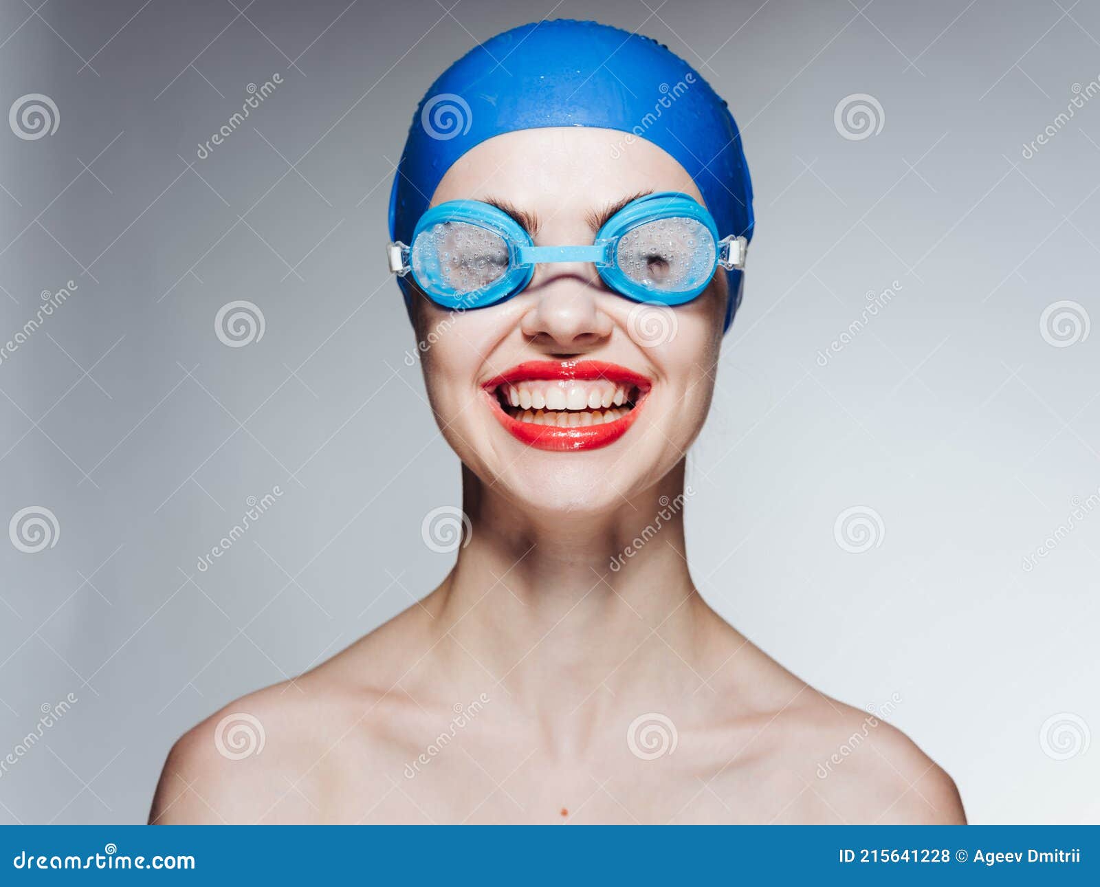 Mujer Con La Boca Abierta Y Gafas De Gorro De Natación Labios Rojos Foto de  archivo - Imagen de azul, gente: 215641228