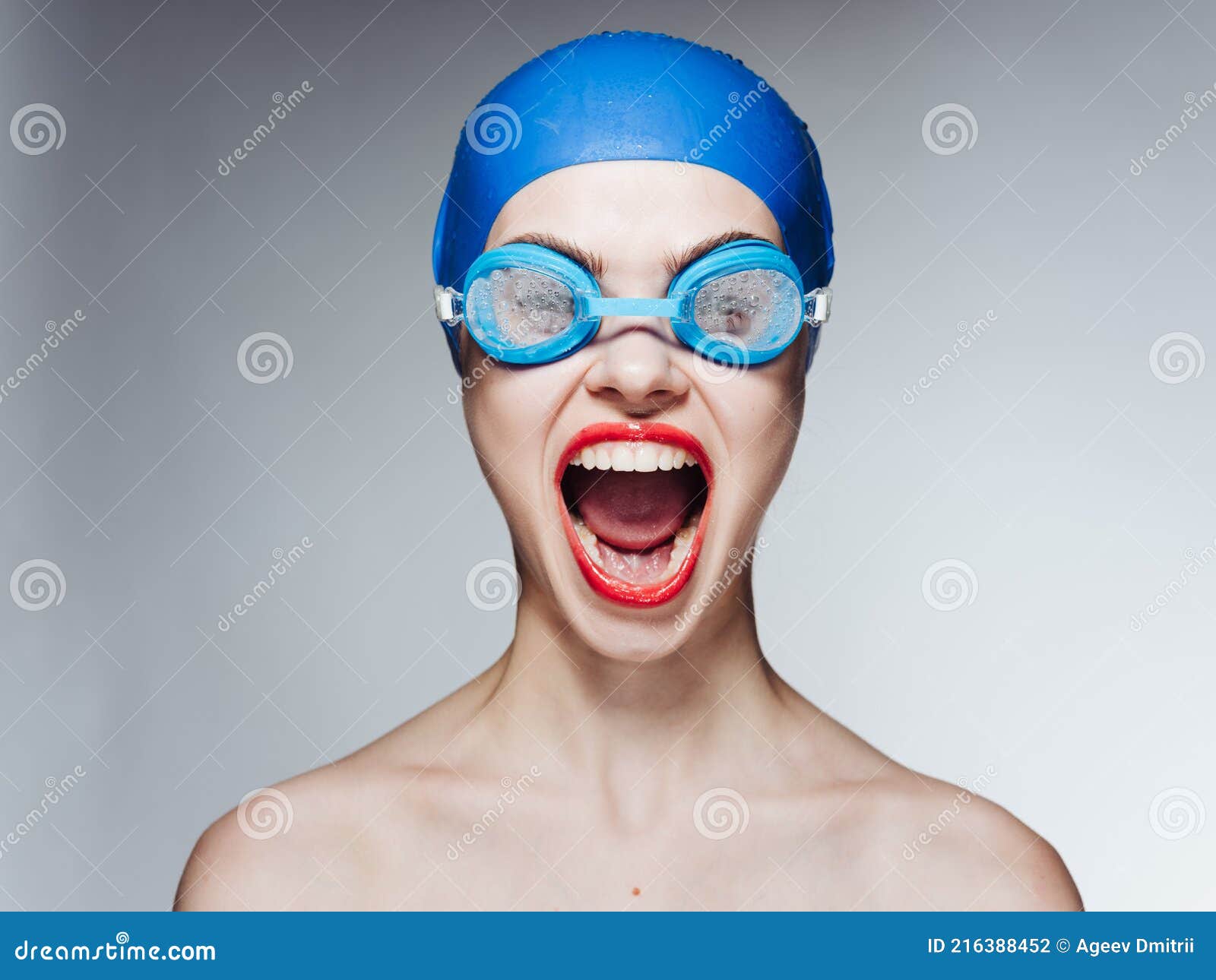 Mujer Con La Boca Abierta Y Gafas De Gorro De Natación Labios Rojos Foto de  archivo - Imagen de fondo, gente: 216388452