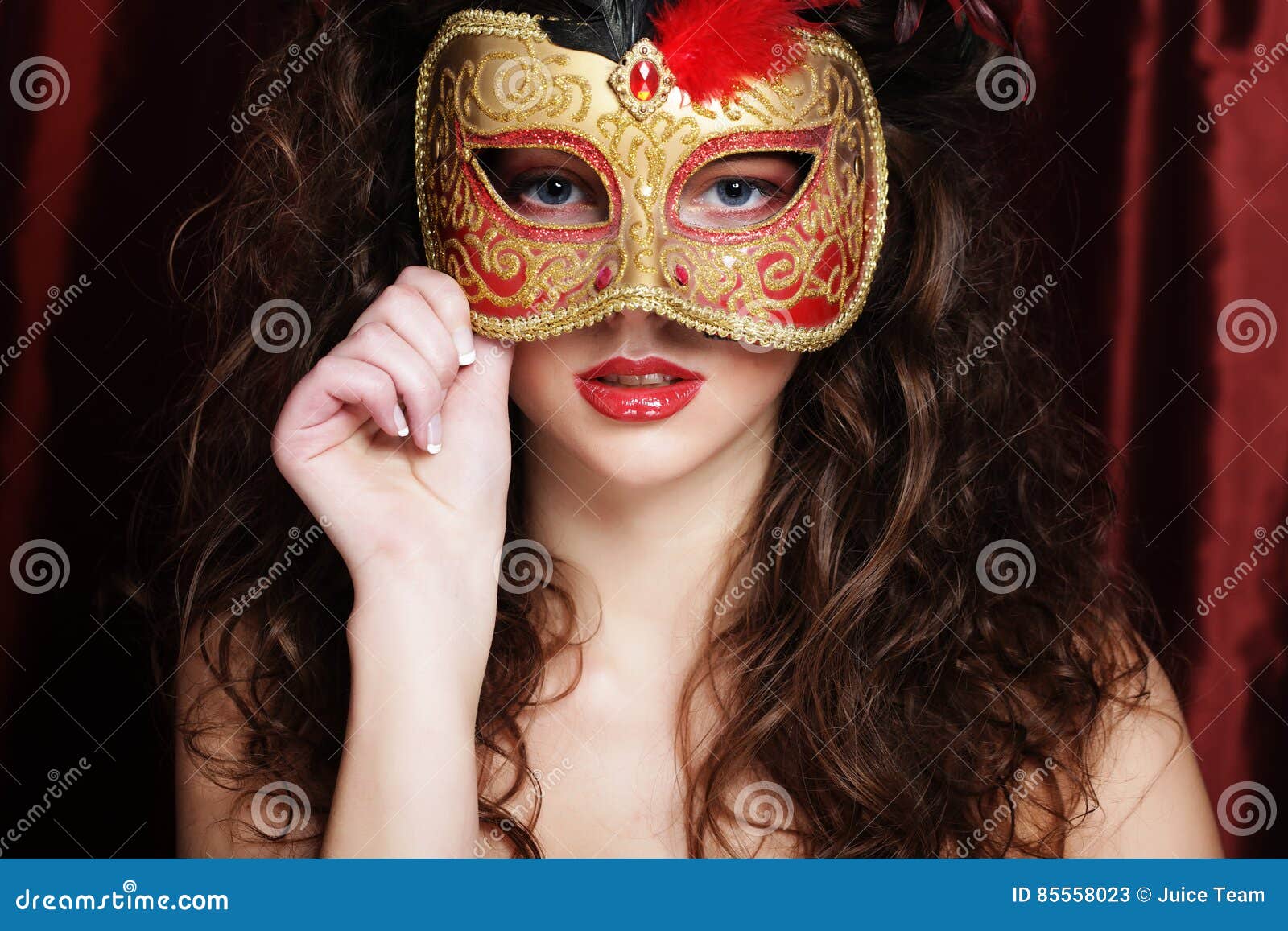 Mujer Con La Máscara Veneciana Del Carnaval De La Mascarada