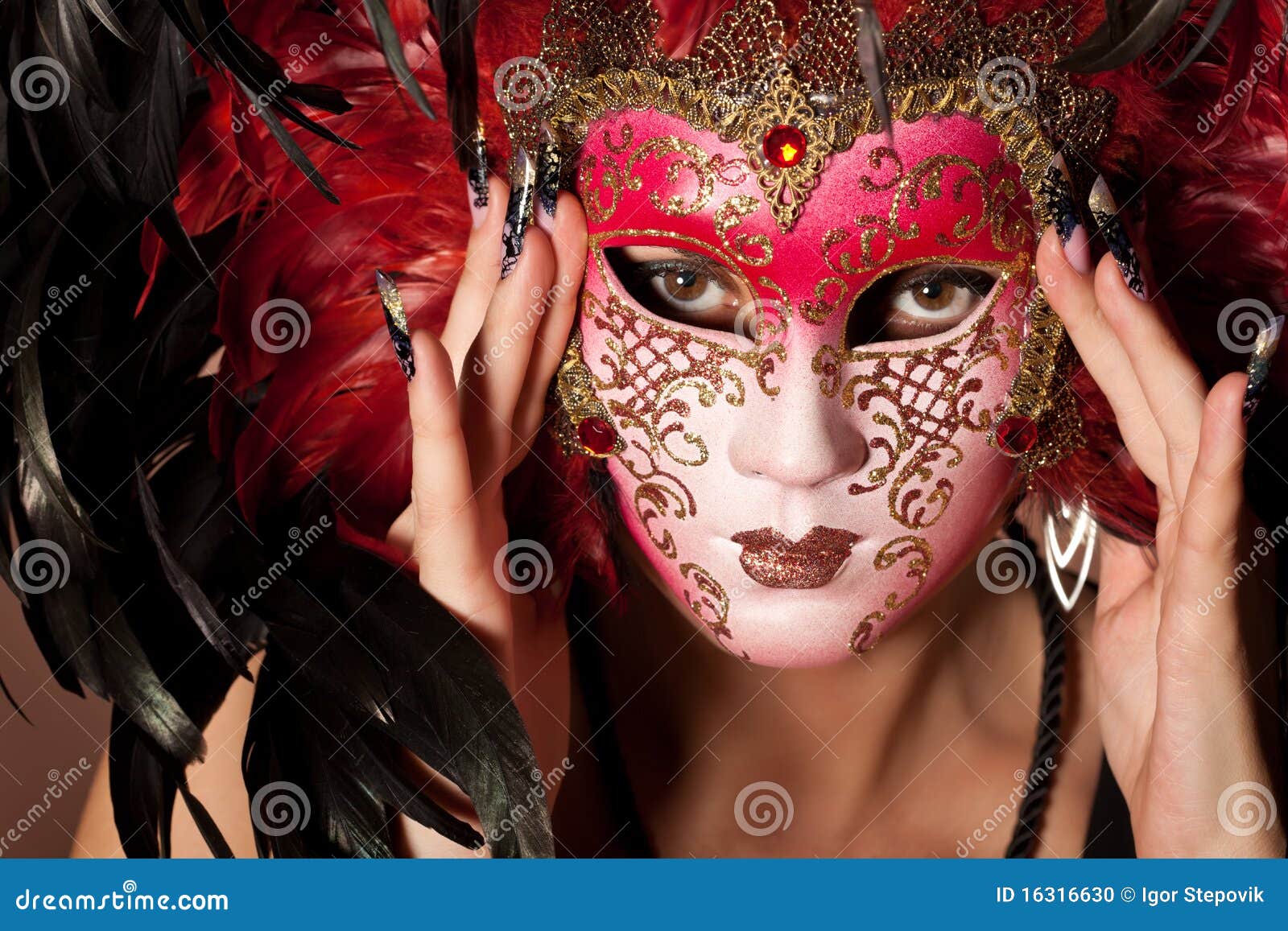 Mujer Con La Manicura En La Máscara Veneciana Del Asimiento Del Dedo Foto  de archivo - Imagen de negro, encanto: 16316630