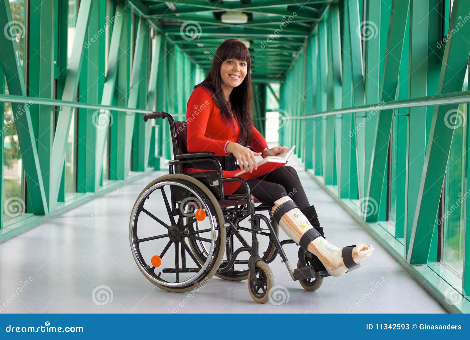 Mujer con la pierna en yeso. Mujer joven con la pierna en yeso