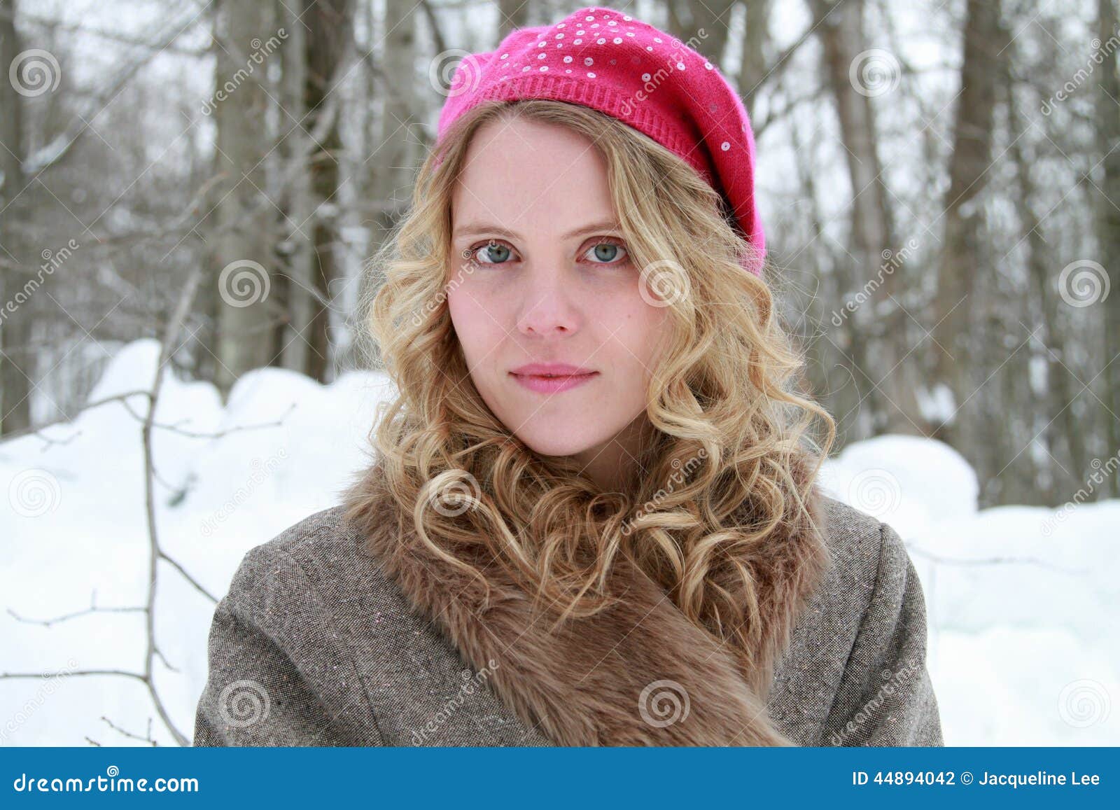 Mujer Lentejuelas Rosada Del Invierno De La Chaqueta De La Boina Y De La Piel Foto de archivo - de bosque, fluir: 44894042