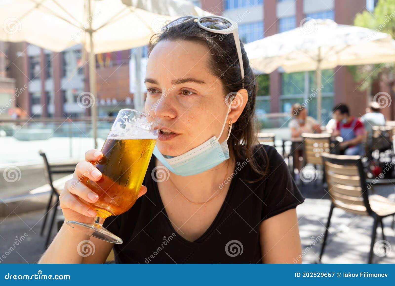 Mujer Con Máscara Protectora Disfrutando De Cerveza En La Terraza Del Bar Al Aire de archivo - Imagen de realidad, eslavo: