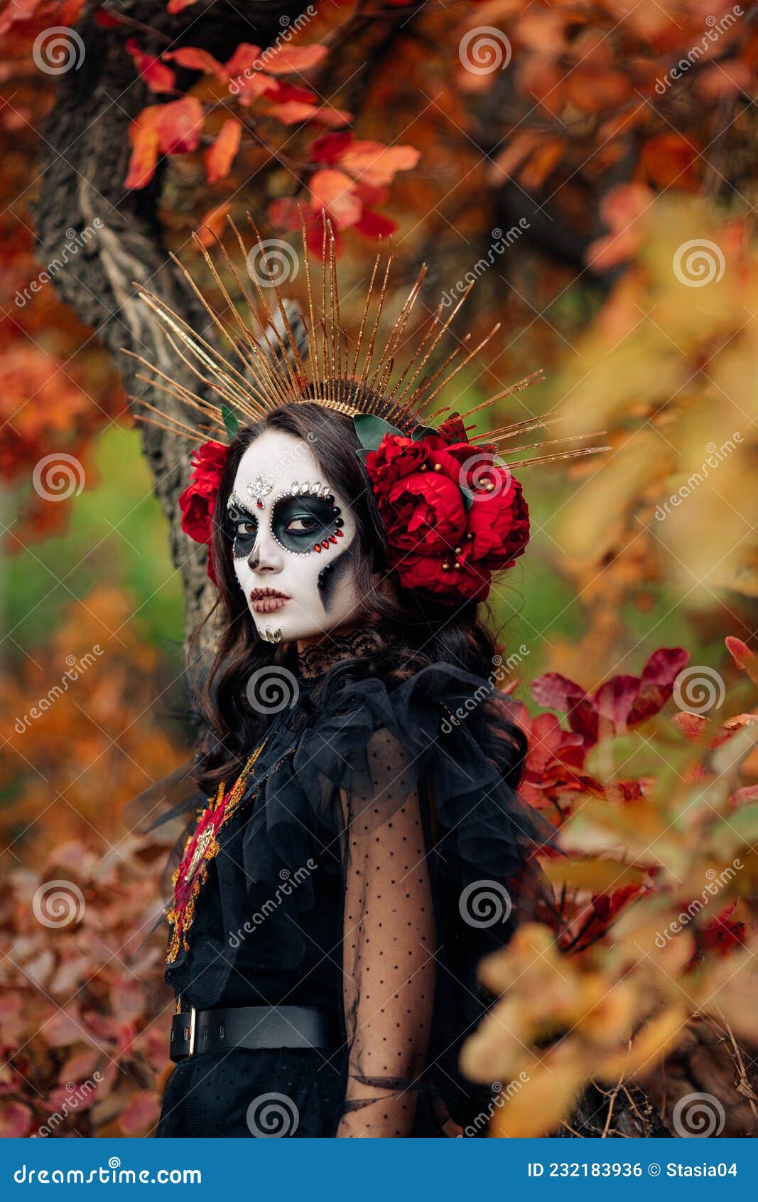 Mujer Con Maquillaje De Cráneo De Azúcar Vestida Como Santa Muerte Está En  Medio Del Bosque Otoñal Foto de archivo - Imagen de traje, cara: 232183936