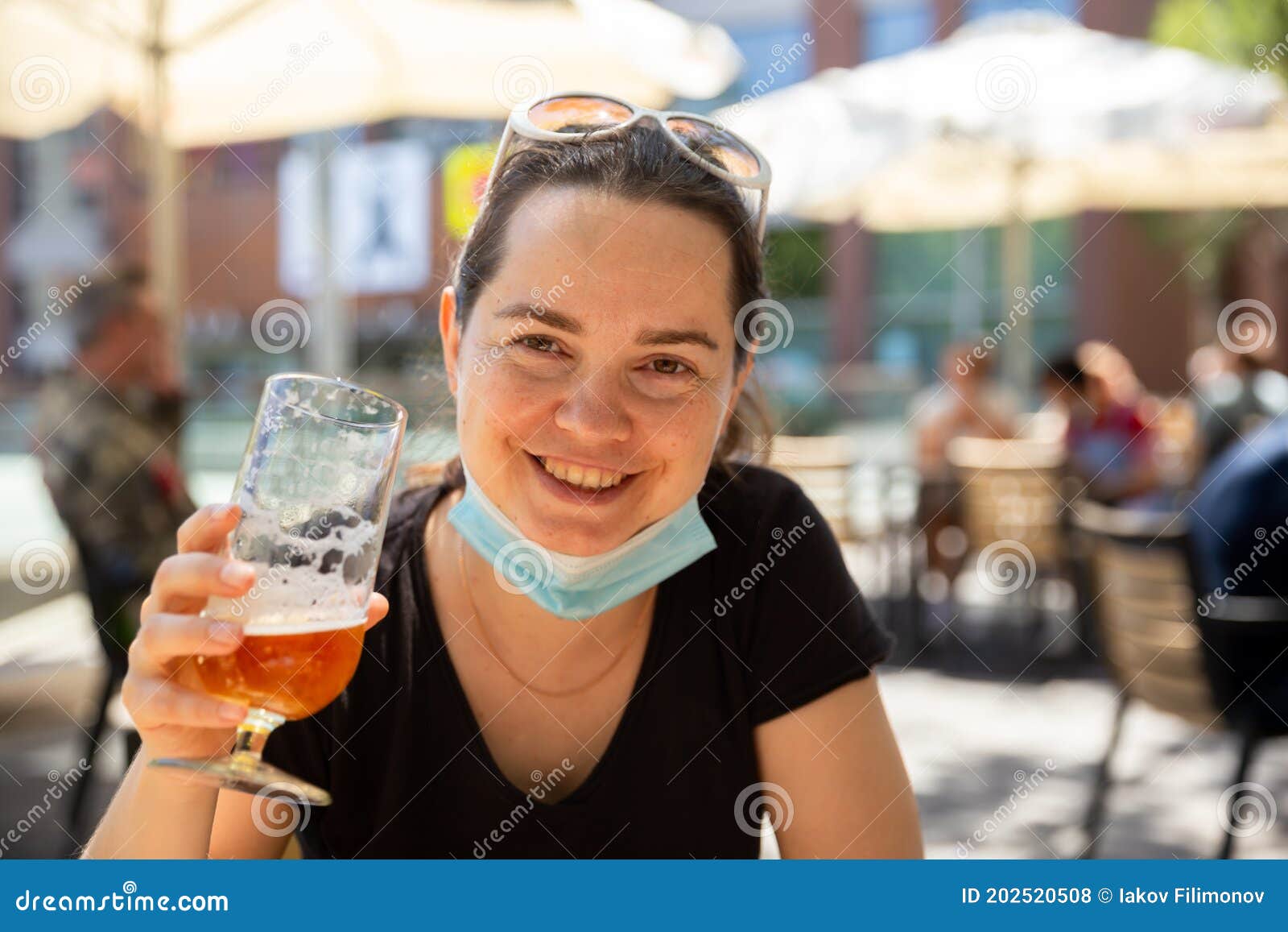 Mujer Con Mascarilla Quirúrgica Con Cerveza En Terraza De Abierto Foto de archivo Imagen de sonriente, 202520508