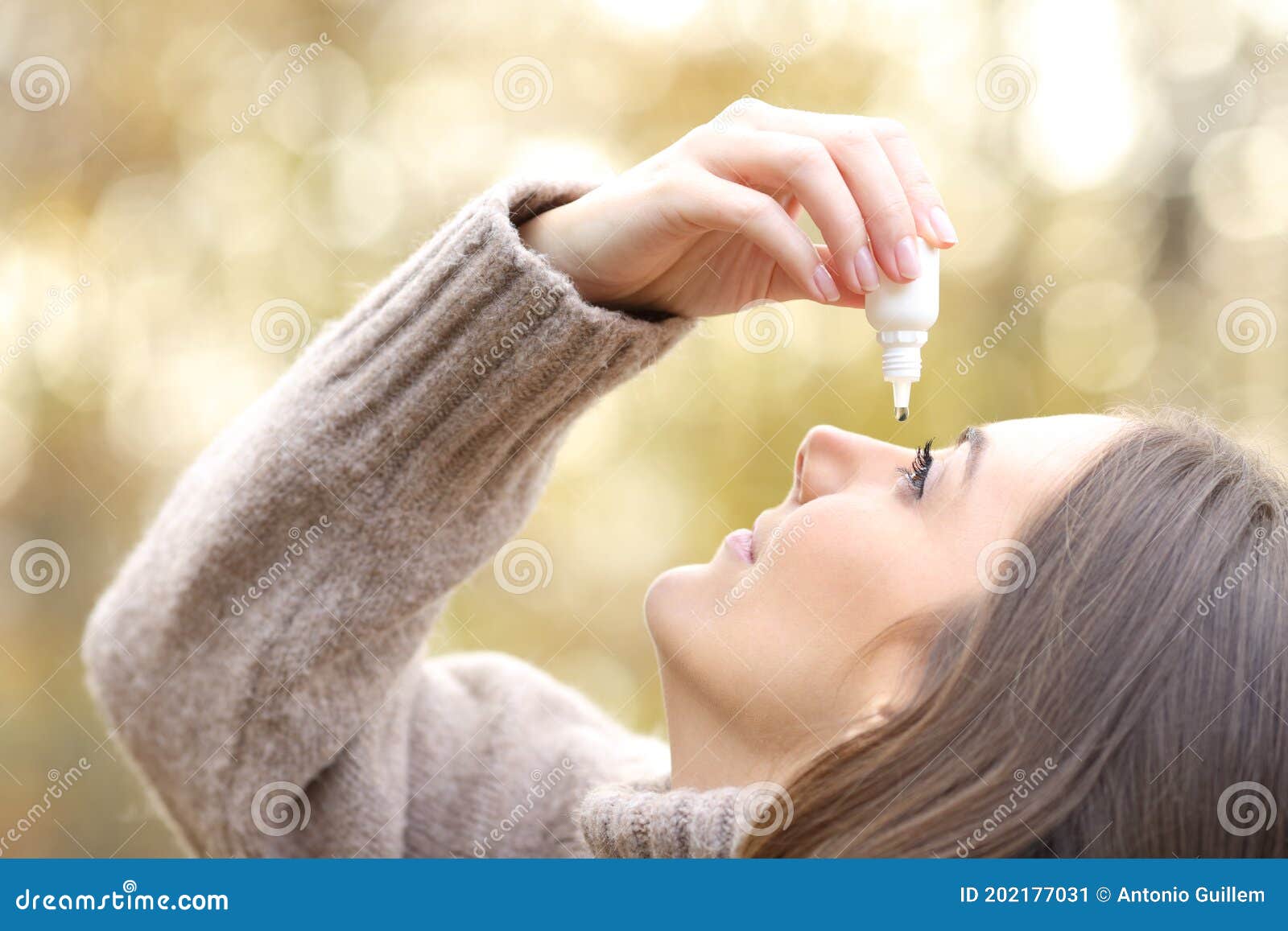 Mujer Con Ojos Secos Aplicando Lágrimas Artificiales En Invierno