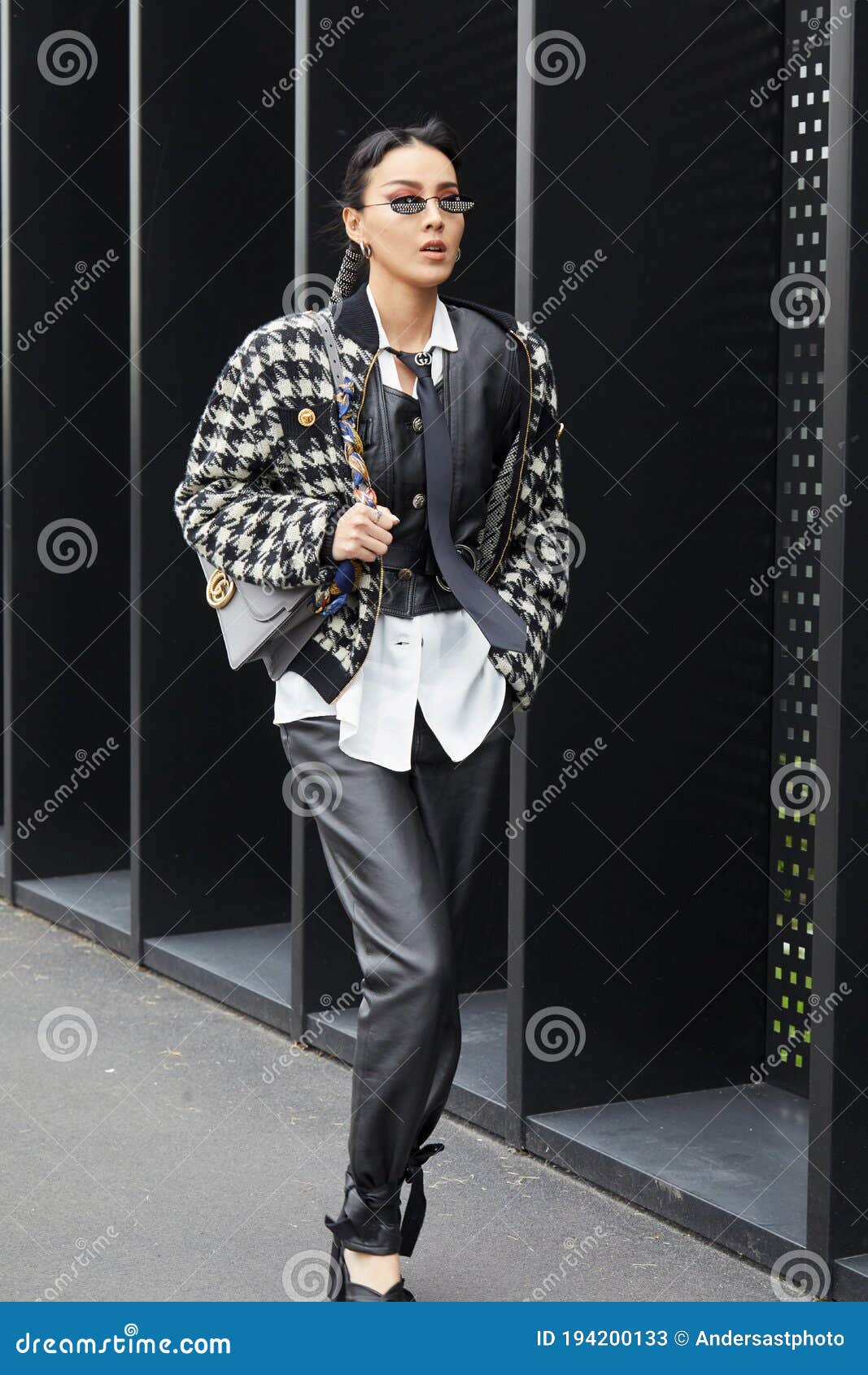 Persona australiana piloto Buscar a tientas Mujer Con Pantalones De Cuero Negro Y Chaqueta Blanca Y Negra De Galera  Antes De La Moda Gucci Foto de archivo editorial - Imagen de sunglasses,  mirada: 194200133