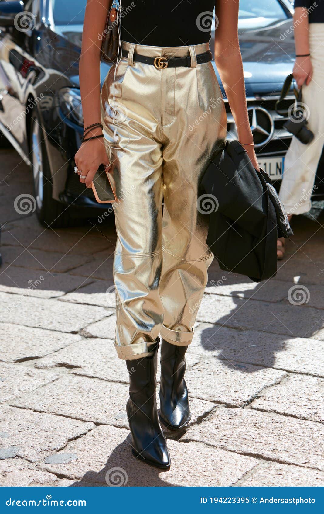 Mujer Con Pantalones Metálicos Dorados Y Cinturón Gucci Antes De La Moda  Milagrosa De Genny Imagen editorial - Imagen de cuero, septiembre: 194223395