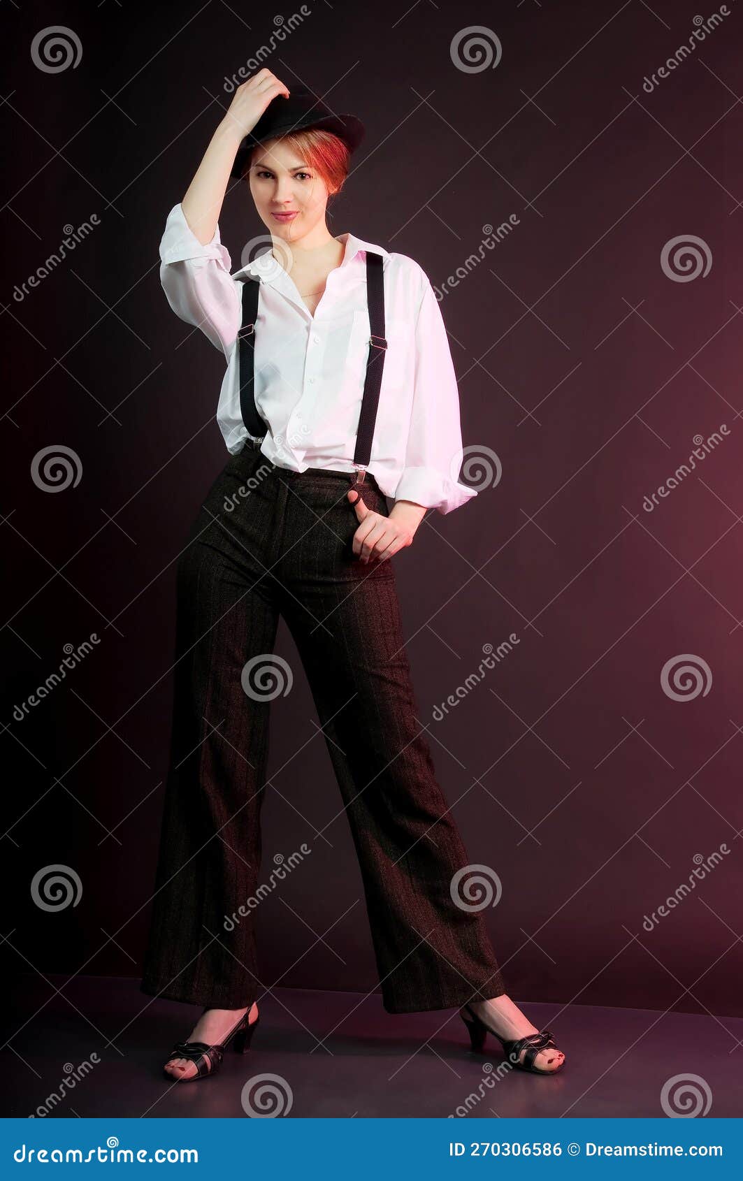Mujer Con Pantalones a Rayas Y Tirantes De Camisa Blanca. Foto de archivo -  Imagen de retro, lanzamiento: 270306586