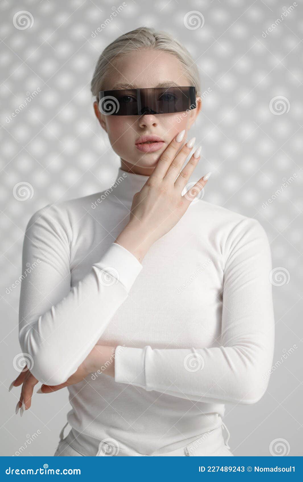 Mujer Con Ropa Blanca Y Gafas Futuristas Imagen de archivo - Imagen de  moderno, persona: 227489243