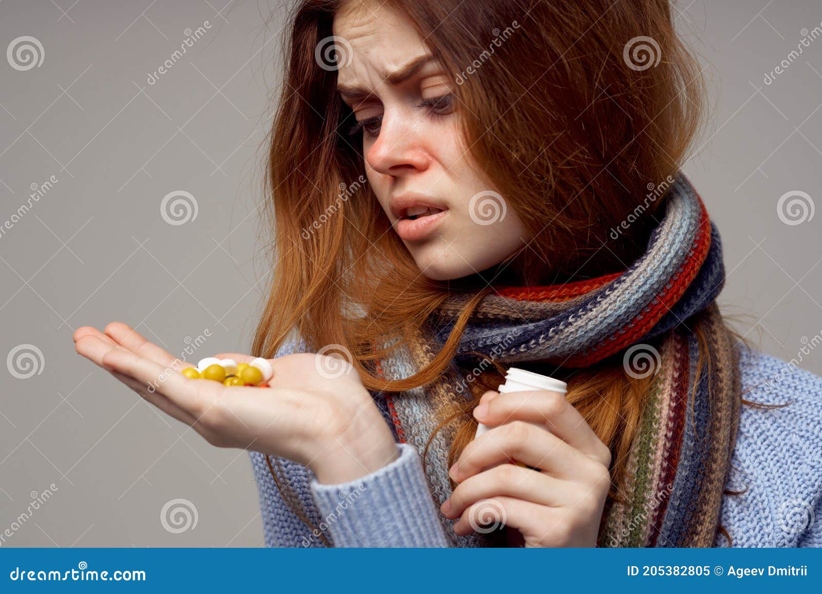 Mujer Con Ropa De Abrigo Con Pastillas En La Mano Tinte Blanco Vitaminas Problemas De Imagen archivo - Imagen de primer, feliz: 205382805